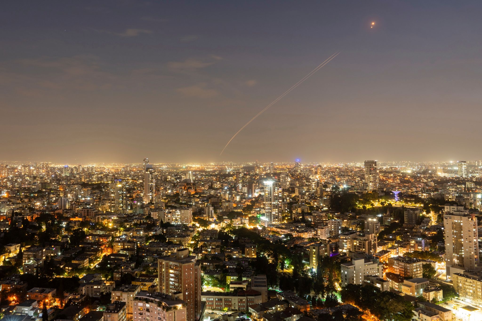 Das Israelische Luftabwehrsystem Iron Dome Feuert, Um Eine Aus Dem Gazastreifen Abgefeuerte Rakete Abzufangen.