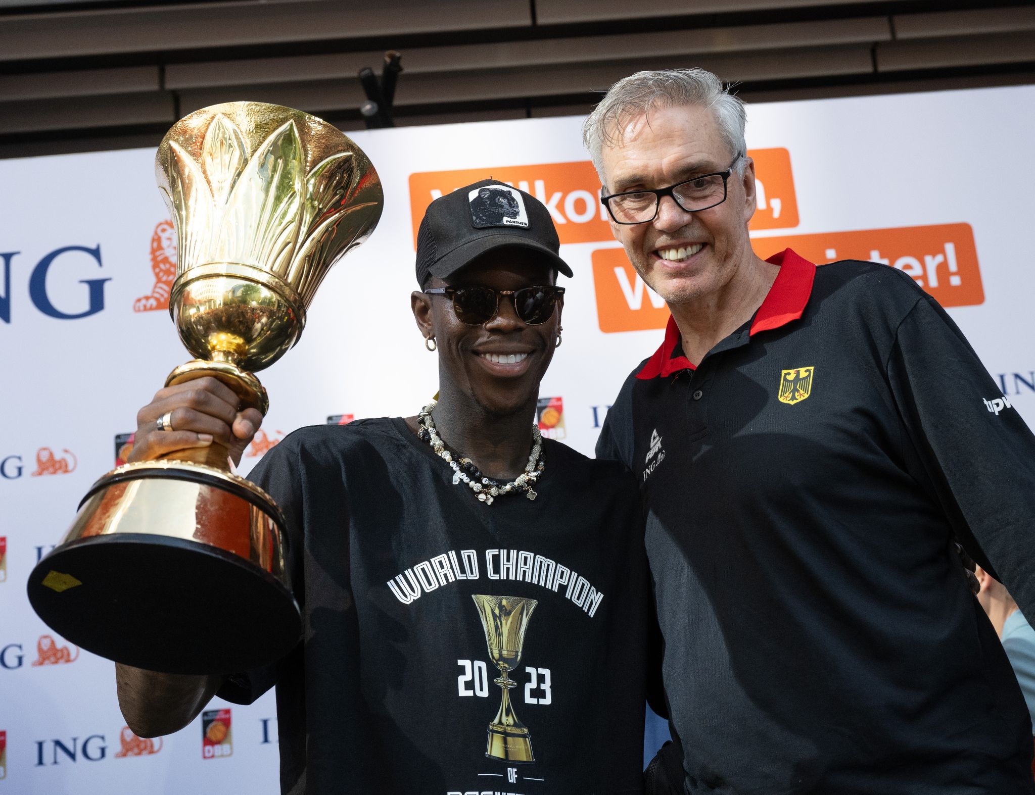 Erfolgsduo: Dennis Schröder (l) Und DBB-Coach Gordon Herbert.