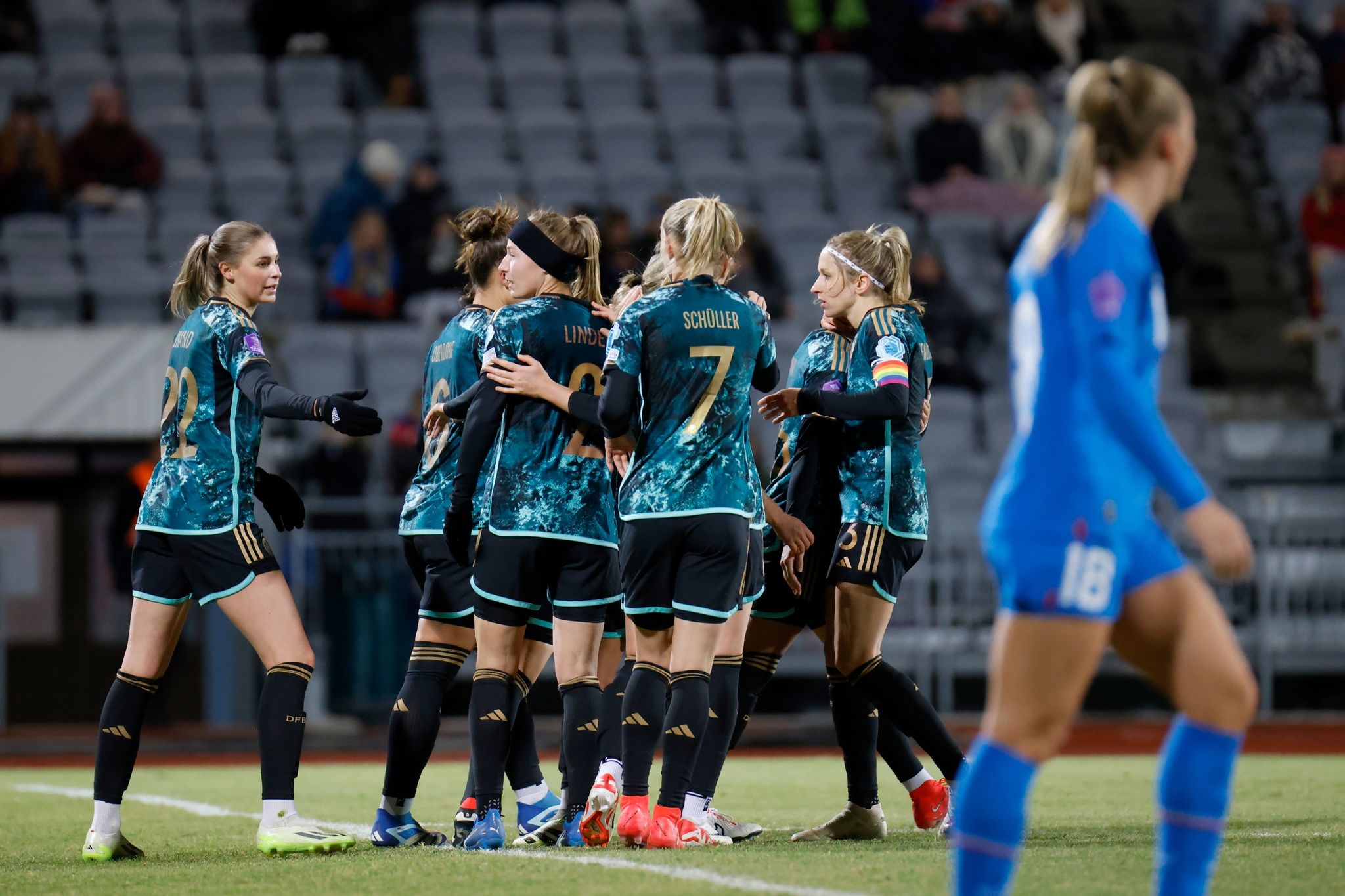 Die DFB-Frauen Konnten Einen Knappen Sieg Auf Island Bejubeln.