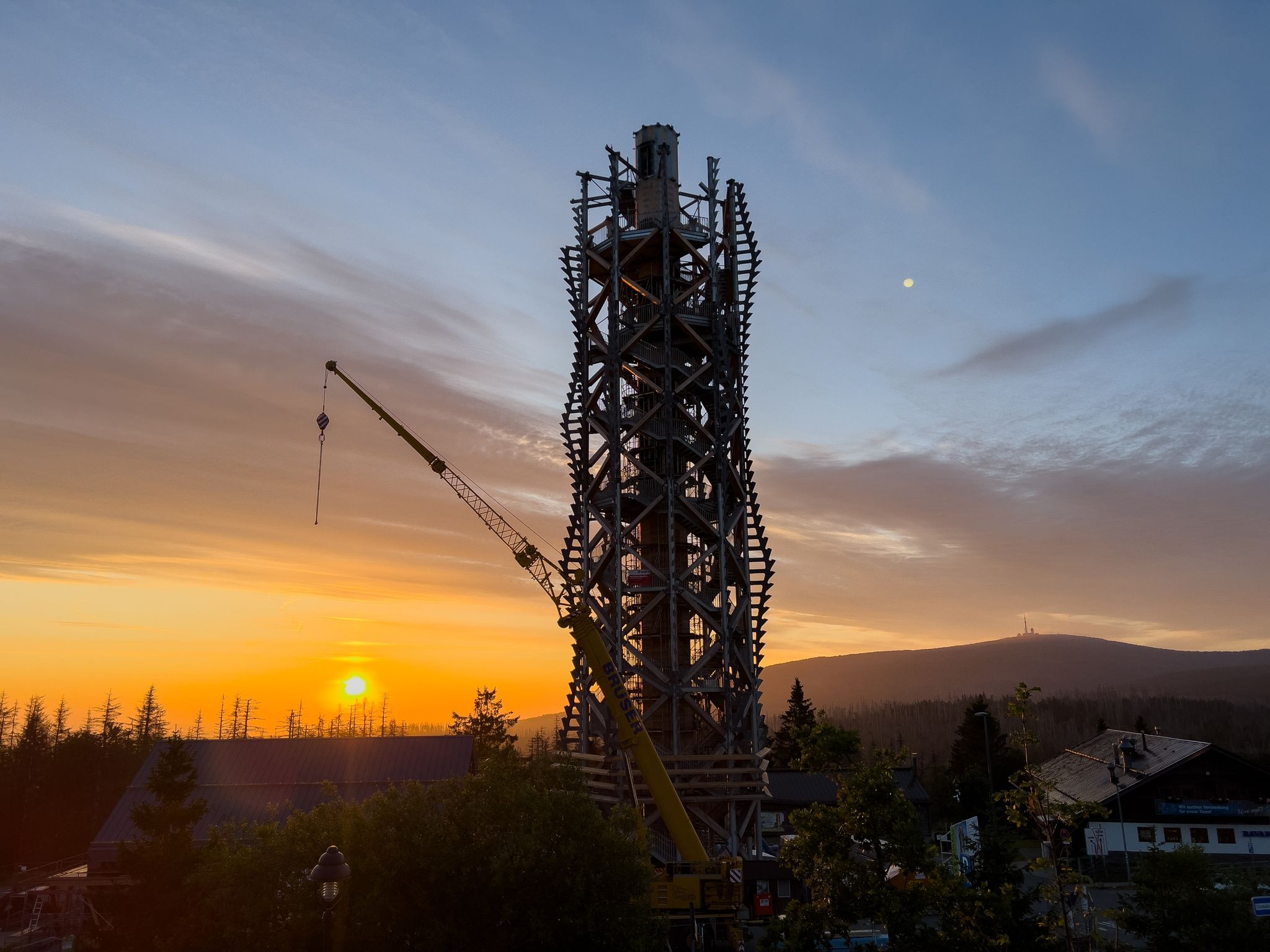 Die Sonne Geht Hinter Dem Harzturm Im Nationalpark Harz Auf.
