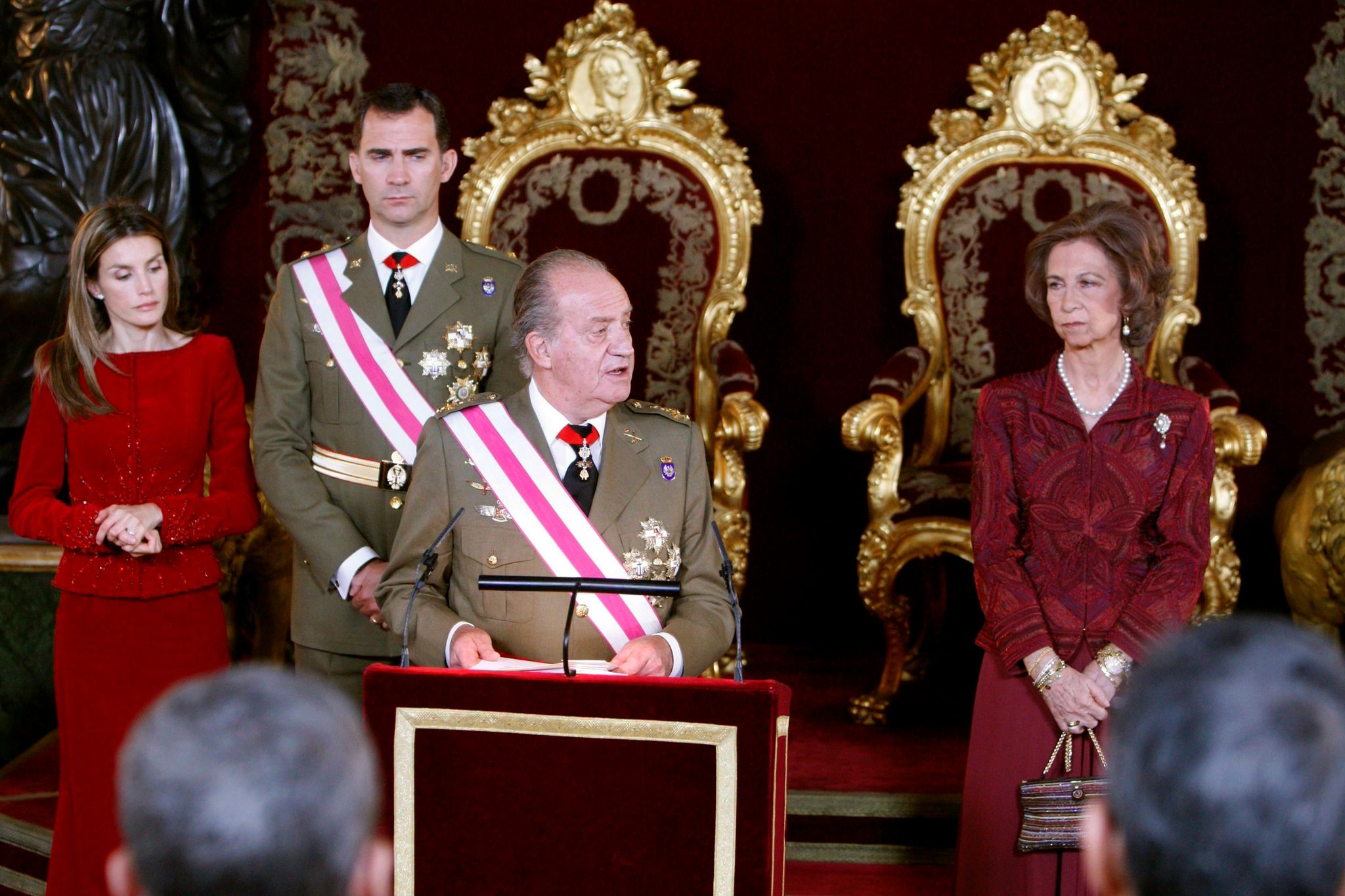 Damaliger  König Juan Carlos Spricht Auf Der Gedenkfeier Zum Dreikönigstag 2010 - Hinter Ihm Stehen (l-r) Die Damalige Prinzessin Letizia, Der Damalige Kronprinz Felipe Und Die Damalige Königin Sofia.