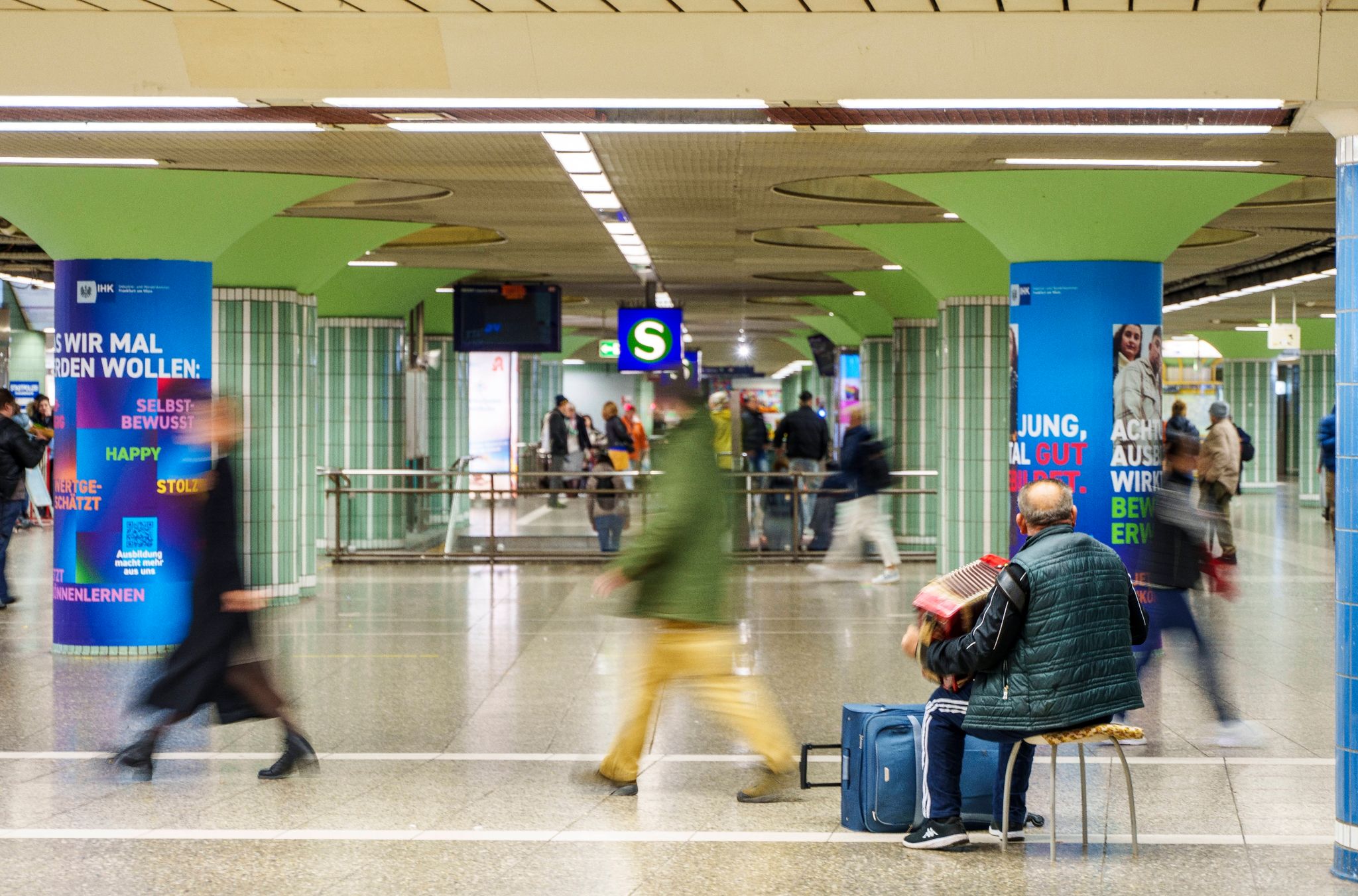 Menschen Gehen Durch Die B-Ebene Des ÖPNV-Bahnhofs Hauptwache In Frankfurt.