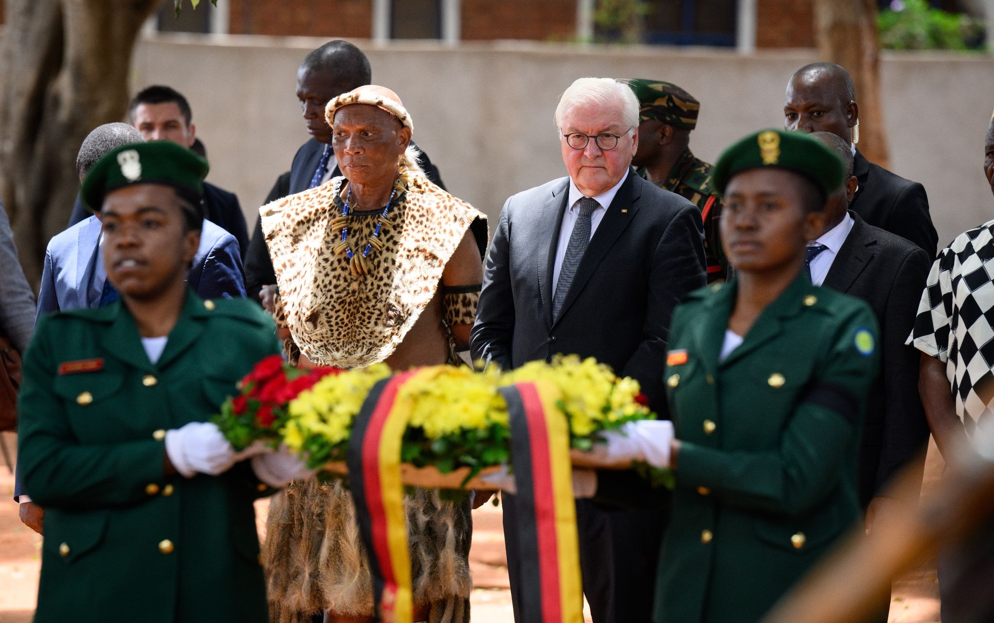 Bundespräsident Frank-Walter Steinmeier Legt Zusammen Mit Nachfahren Der Helden Des Maji-Maji-Krieges Am Denkmal Im Memorial Park Von Songea Einen Kranz Nieder.