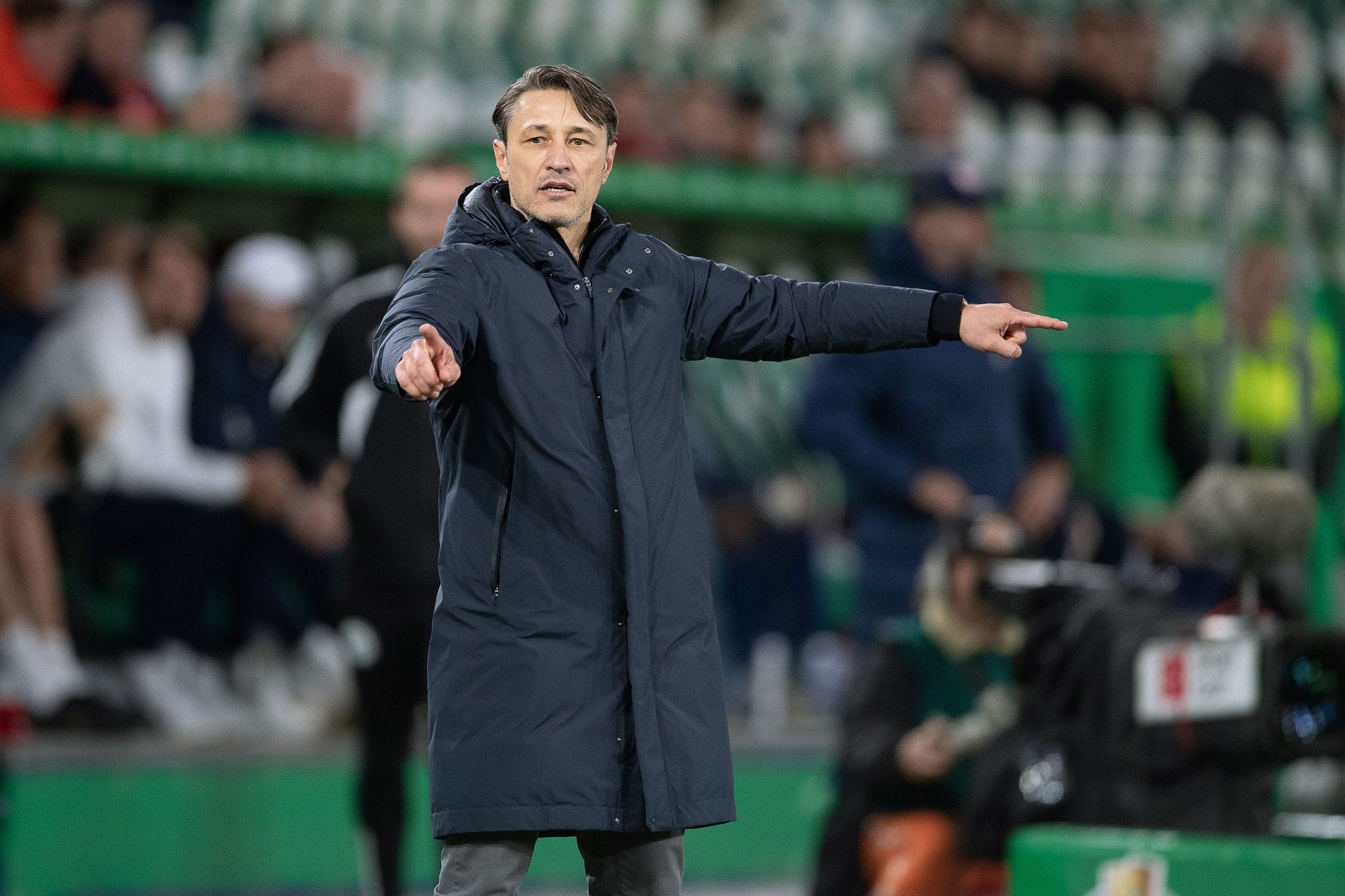Wolfsburgs Trainer Niko Kovac Gestikuliert.