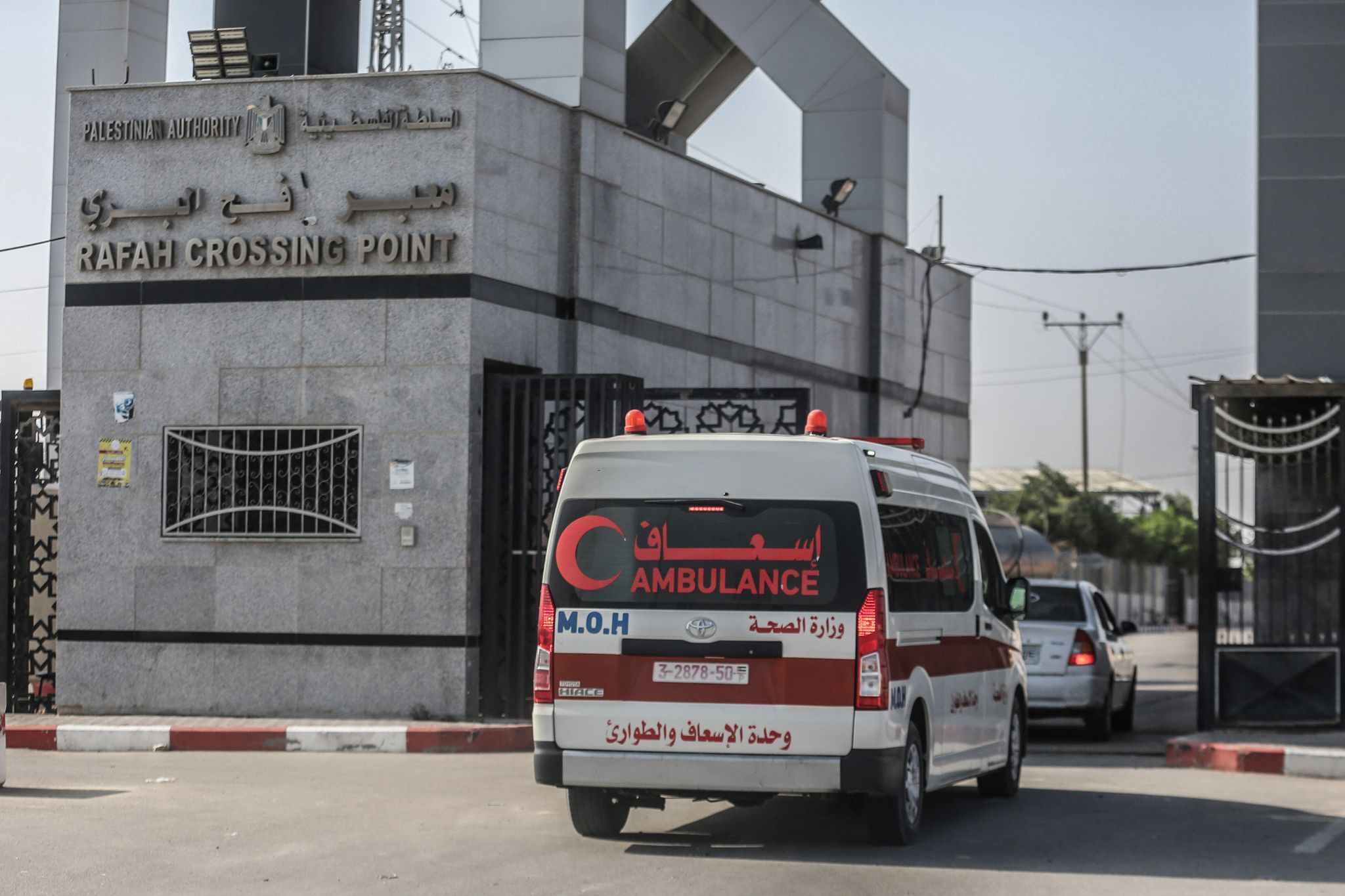Ein Palästinensischer Krankenwagen überquert Den Grenzübergang Zwischen Gaza Und Ägypten.