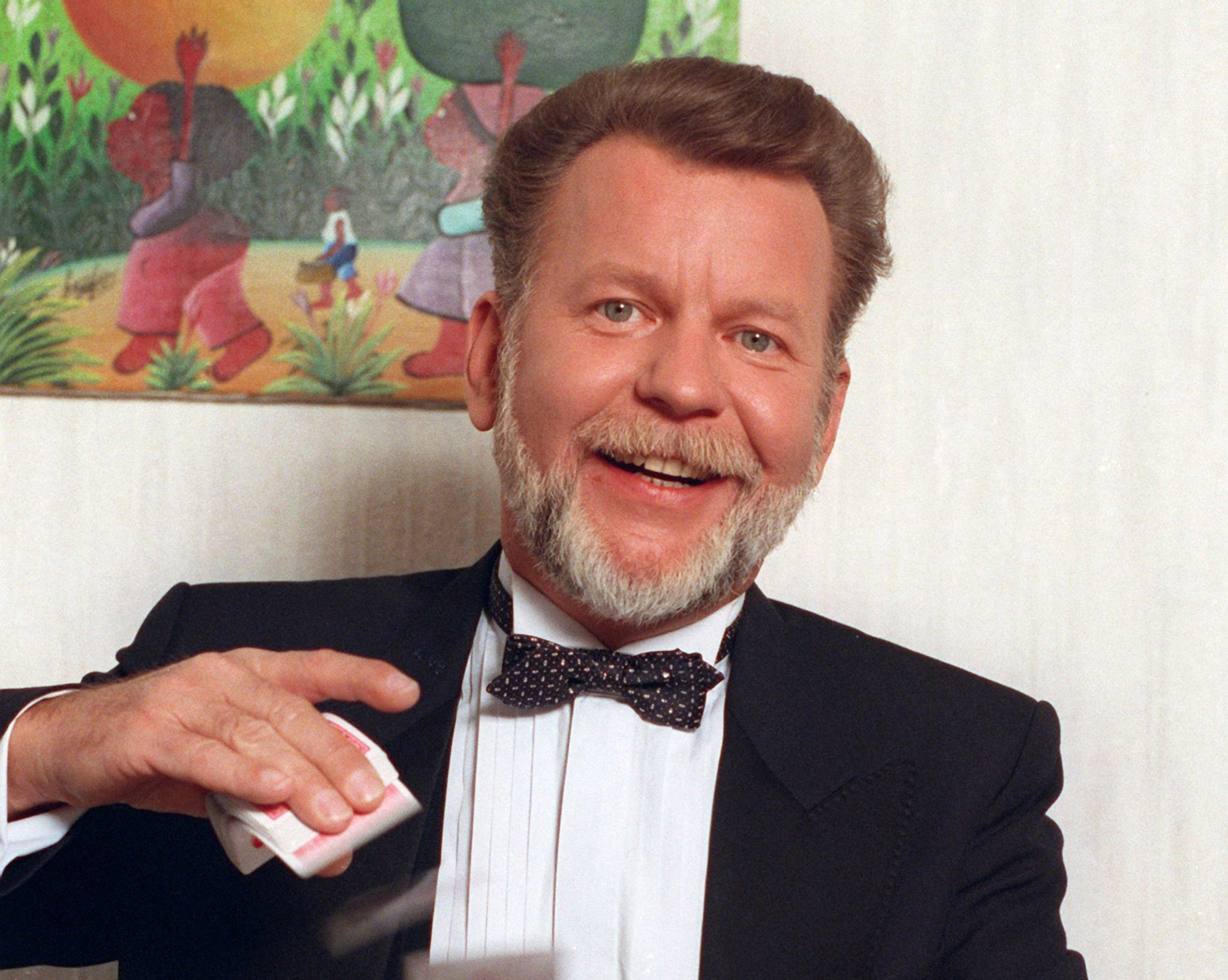 Der Zauberkünstler Peter Kersten Zeigt Einen Kartentrick (1991).