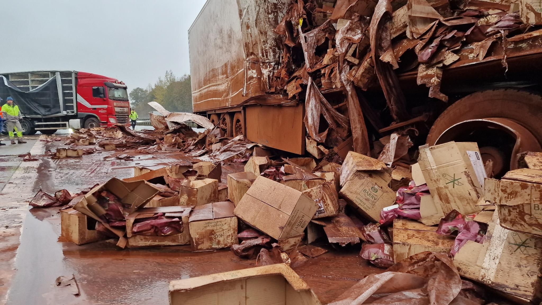 Kakaopulver Liegt Nach Einem LKW-Unfall Auf Der Autobahn 1.
