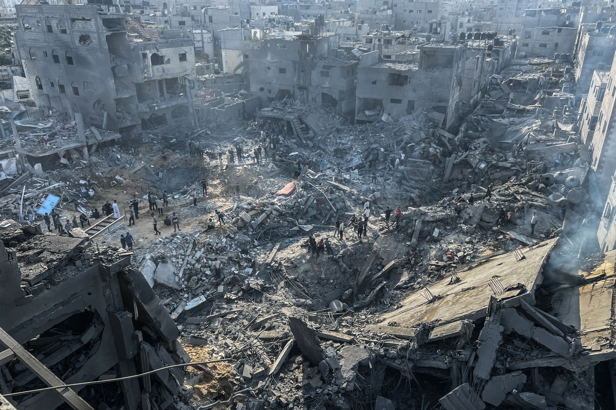 Wo Im Flüchtlingslager Dschabalia Vorher Noch Gebäude Standen, Klafft Nach Einem Israelischen Luftangriff Ein Tiefer Krater.