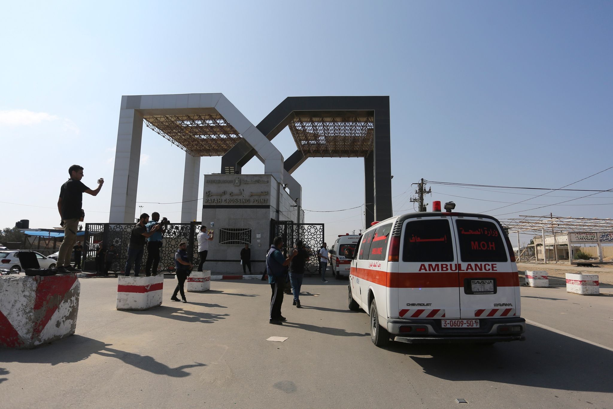 Palästinensische Krankenwagen Am Grenzübergang In Rafah.