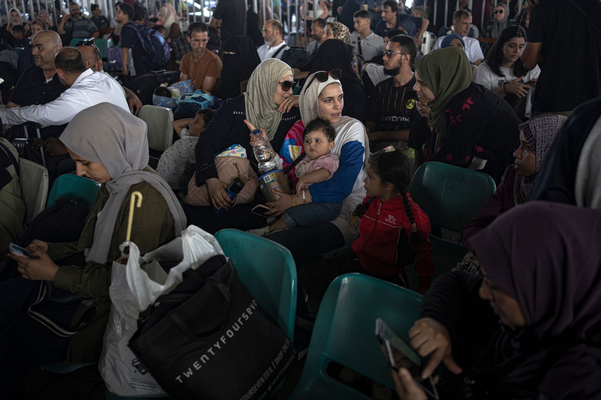 Menschen Warten Am Grenzübergang Zwischen Dem Gazastreifen Und Ägypten.