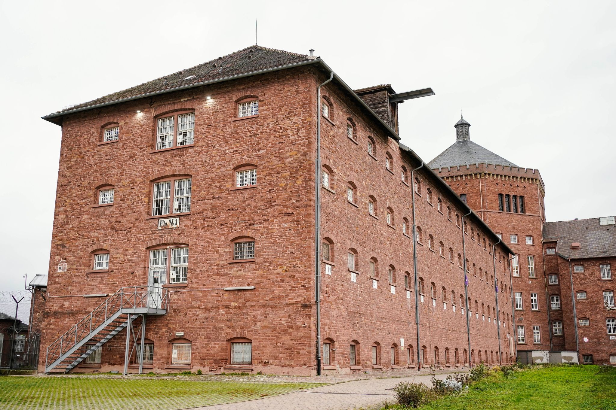 Der Entflohene Schwerverbrecher Saß In Der Justizvollzugsanstalt In Bruchsal Ein.