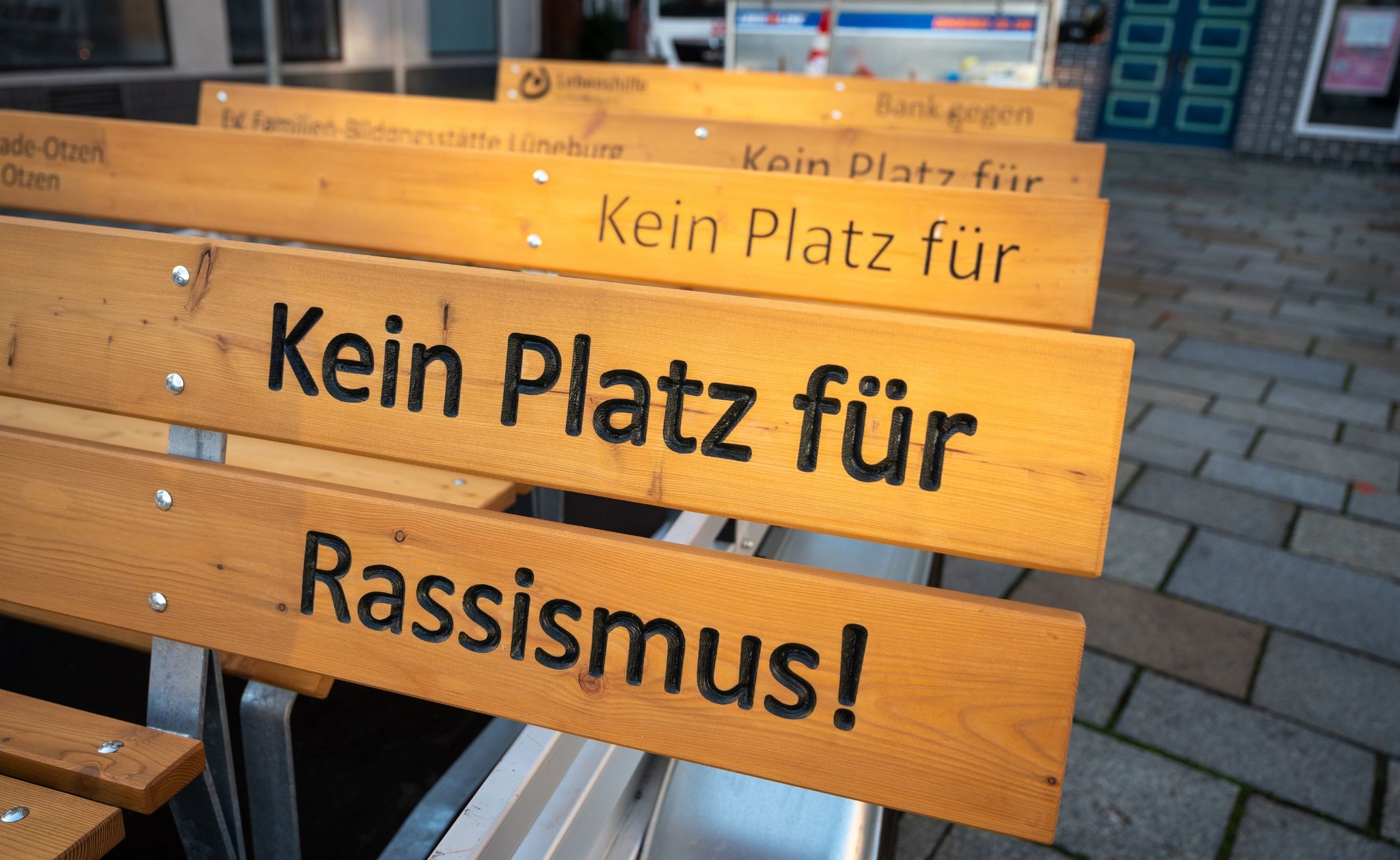 Bänke Gegen Rassismus Stehen Auf Einen Anhänger.