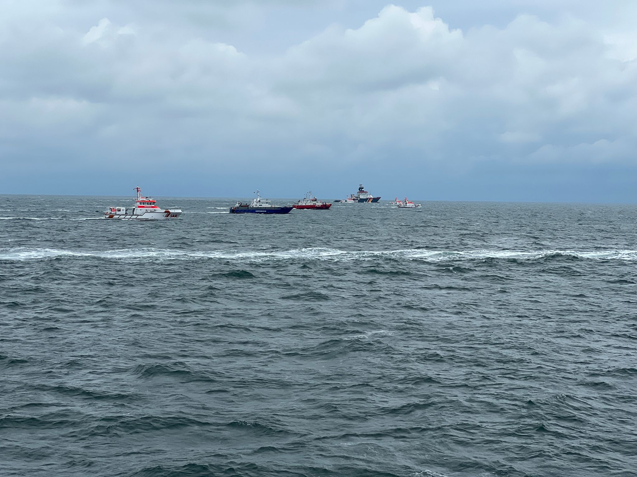 Suche Nach Den Vermissten Seeleuten Des Frachters «Verity», Der Am 24. Oktober Nach Einer Kollision Mit Einem Anderen Schiff In Der Nordsee Gesunken Ist.