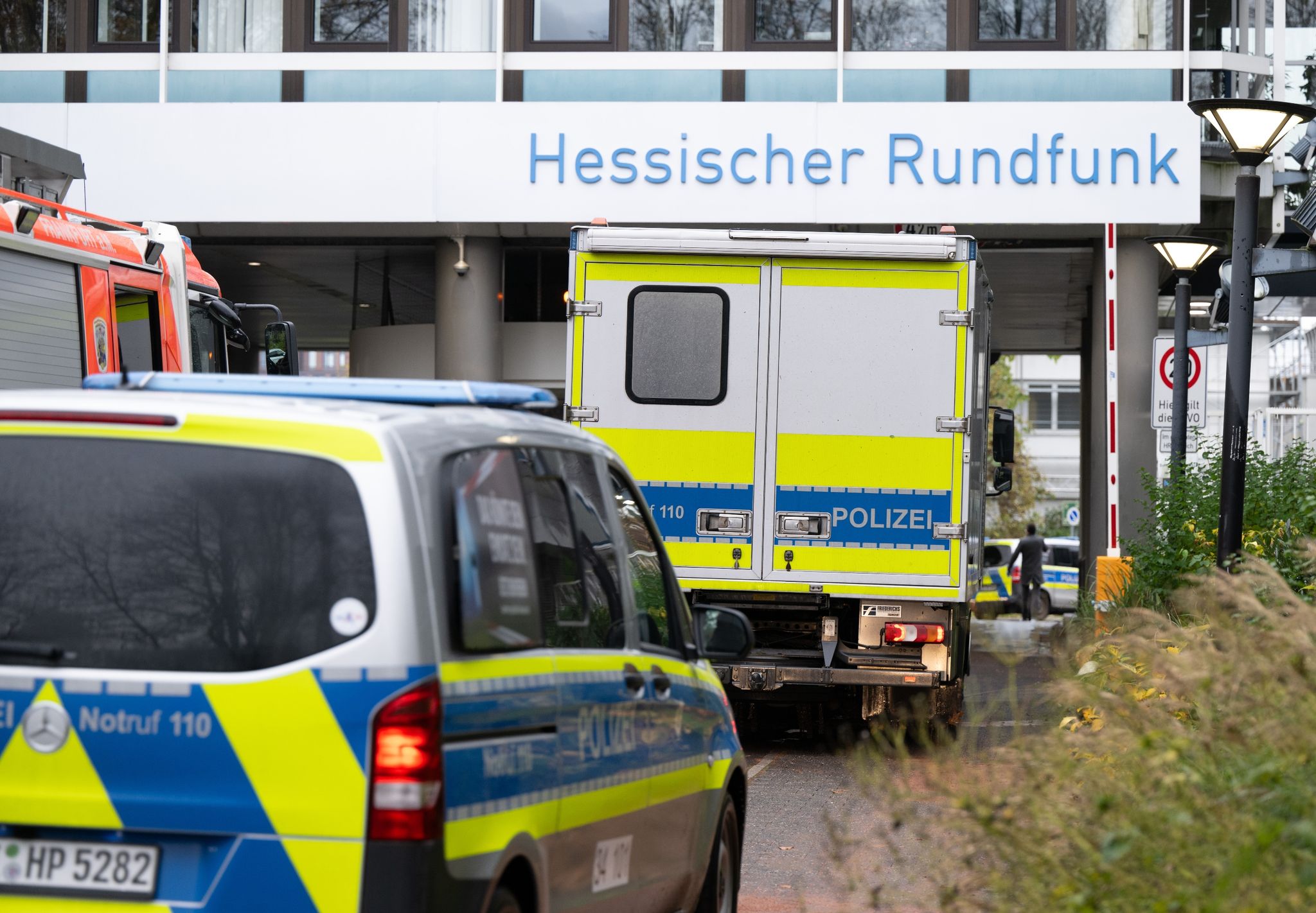 Polizeifahrzeuge Auf Dem Gelände Des Hessischen Rundfunks In Frankfurt.