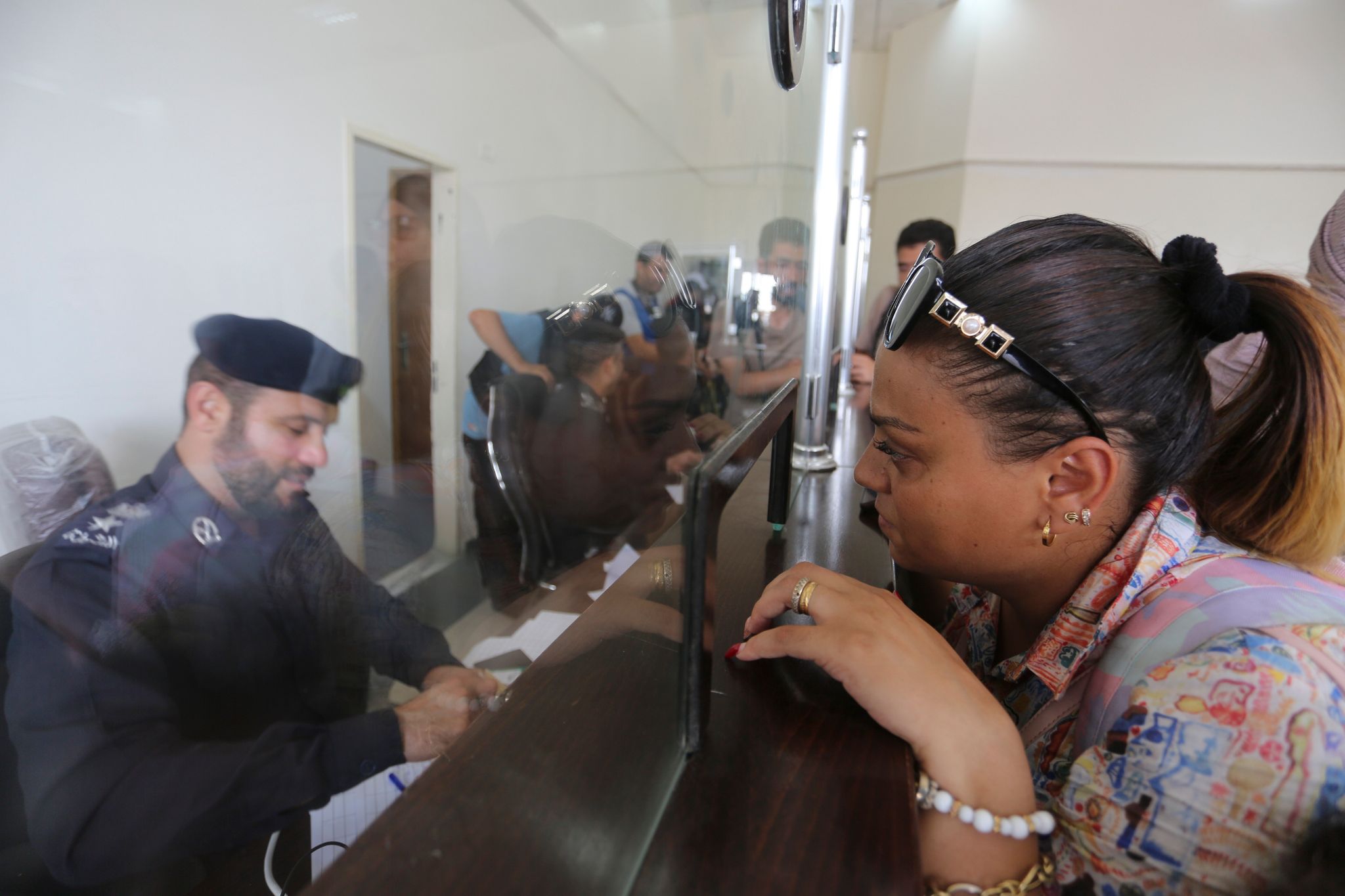 Palästinenser Mit Doppelter Staatsangehörigkeit Lassen Sich Am Grenzübergang In Rafah Für Die Ausreise Nach Ägypten Registrieren.
