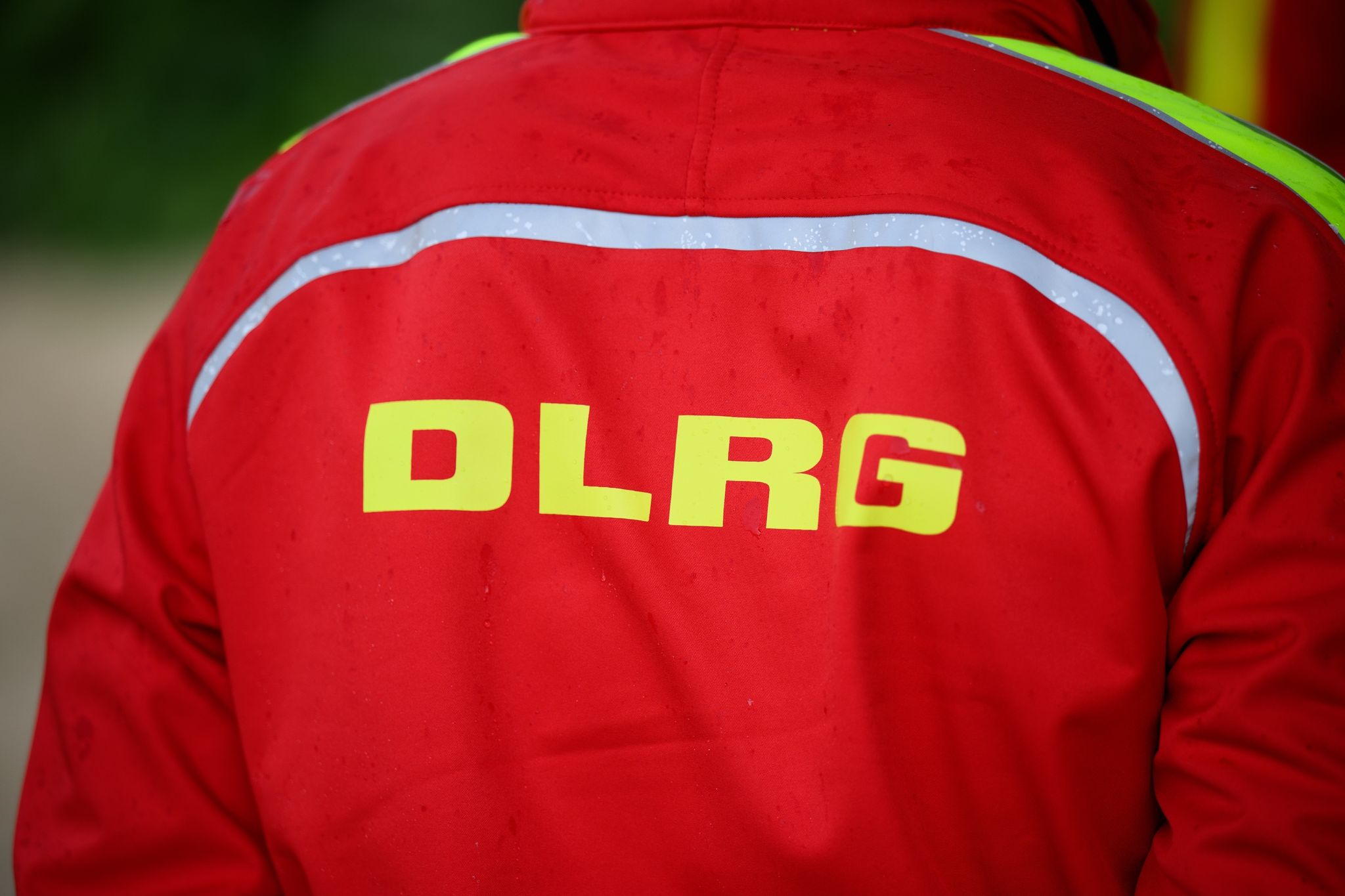 Ein Mann Mit Einer DLRG Jacke.