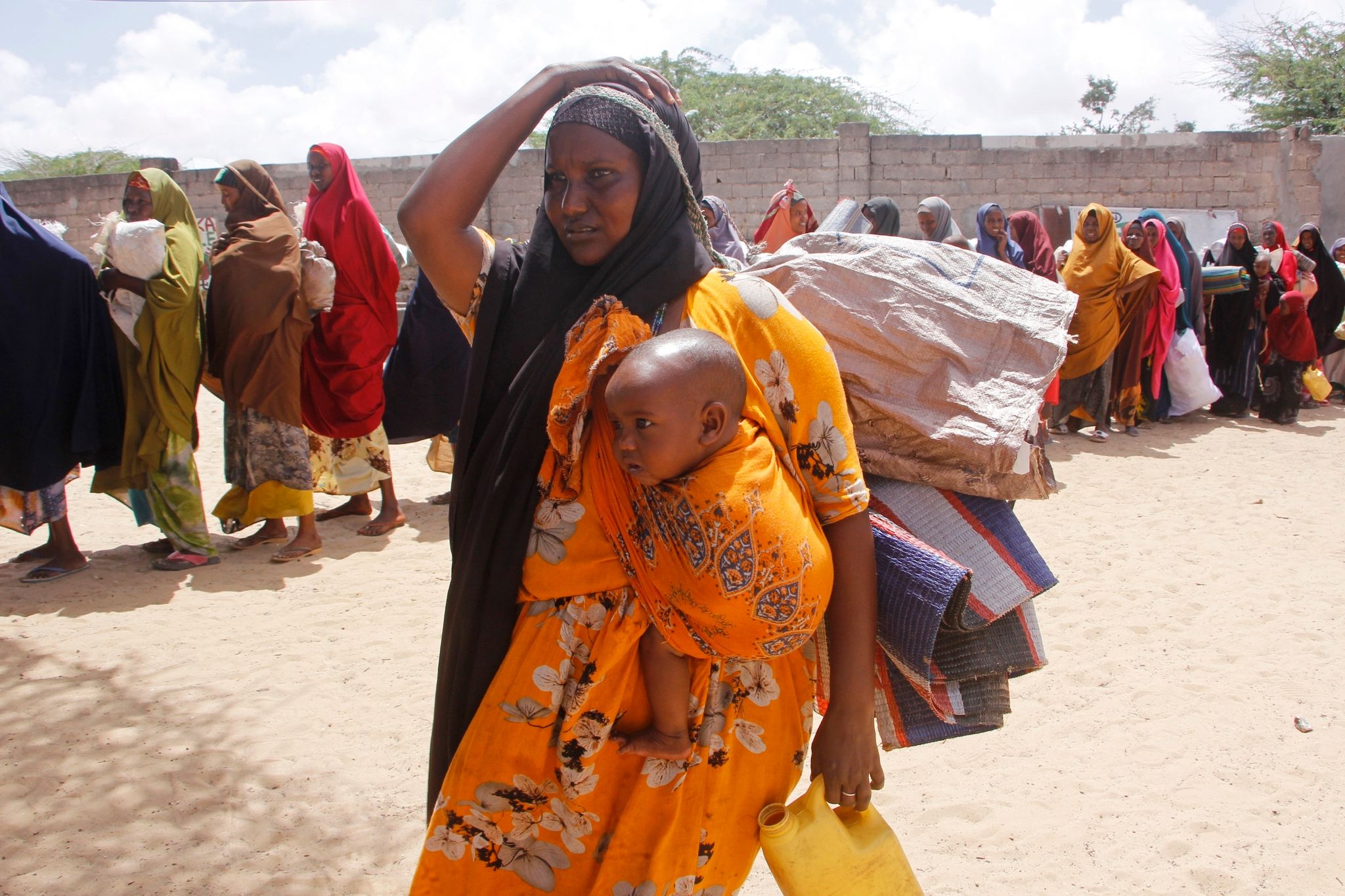 Menschen, Die Vor Einer Dürre Geflohen Sind, In Einer Behelfsmäßigen Unterkunft Für Vertriebene In Mogadischu (Somalia).