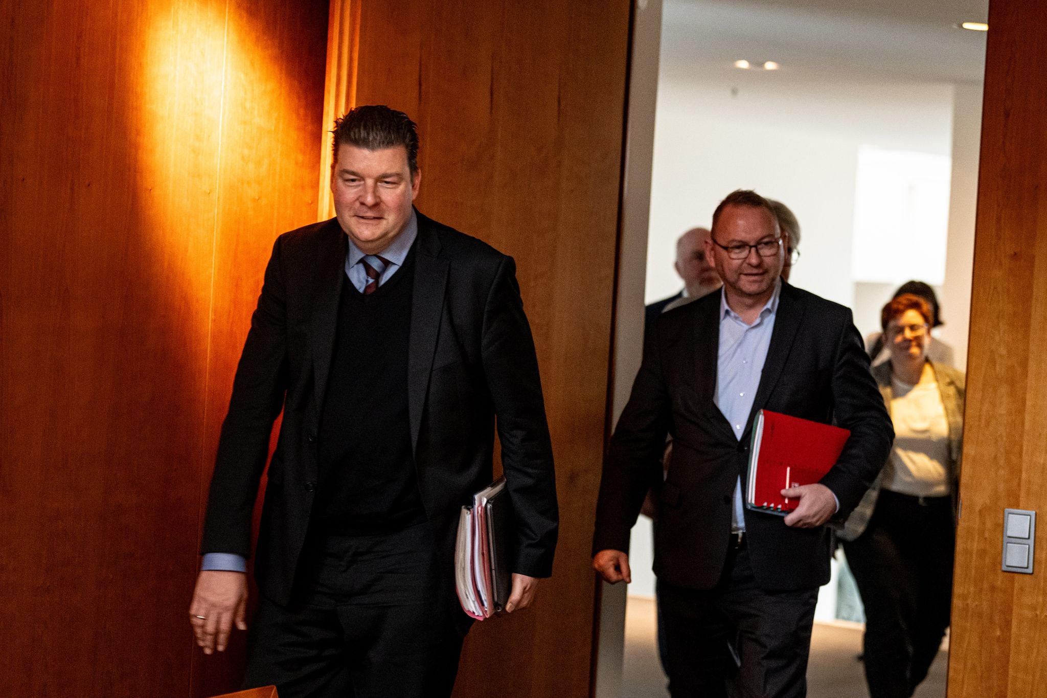 Hamburgs Finanzsenator Andreas Dressel (l) Und Der Verdi-Vorsitzende Frank Werneke Verhandeln In Postdam (Archivbild).