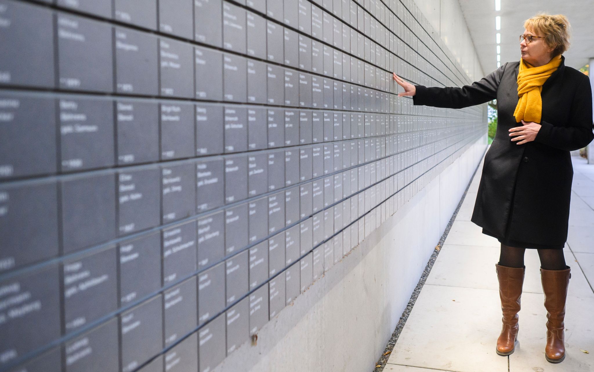 Niedersachsens Innenministerin Daniela Behrens Berührt Die «Wand Der Namen».