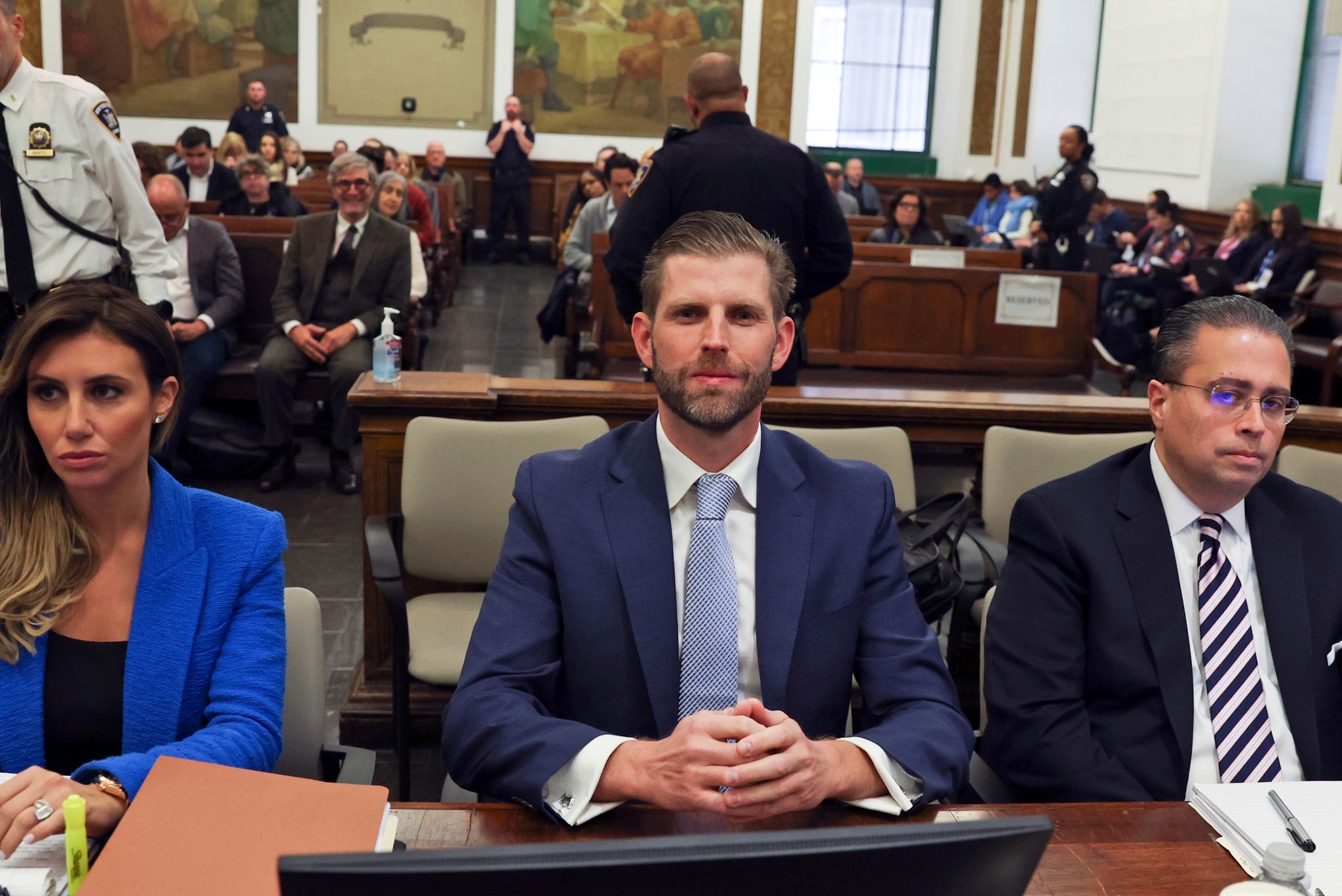 Eric Trump (M) Und Seine Anwälte Alina Habba (l) Und Clifford Robert Sitzen Im Gerichtssaal Am New York Supreme Court.