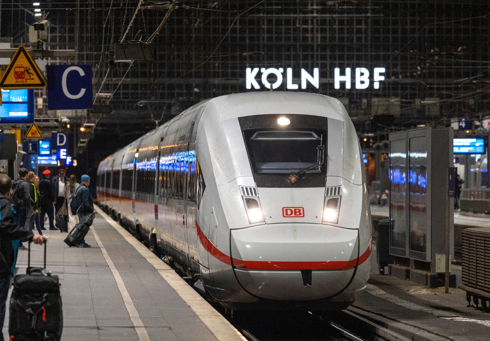 Wegen Bauarbeiten Kommt Es Am Kölner Hauptbahnhof Zu Starken Einschränkungen Für Reisende.