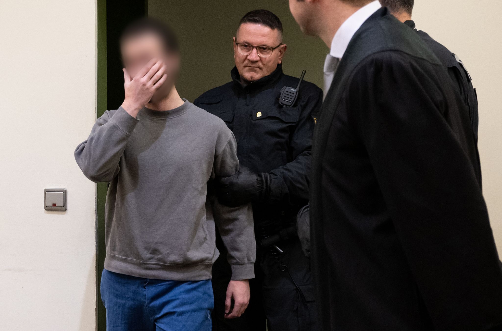 Der Angeklagte (l) Wird Während Des Prozesses Vor Dem OLG München In Den Verhandlungssaal Geführt (Archivbild).