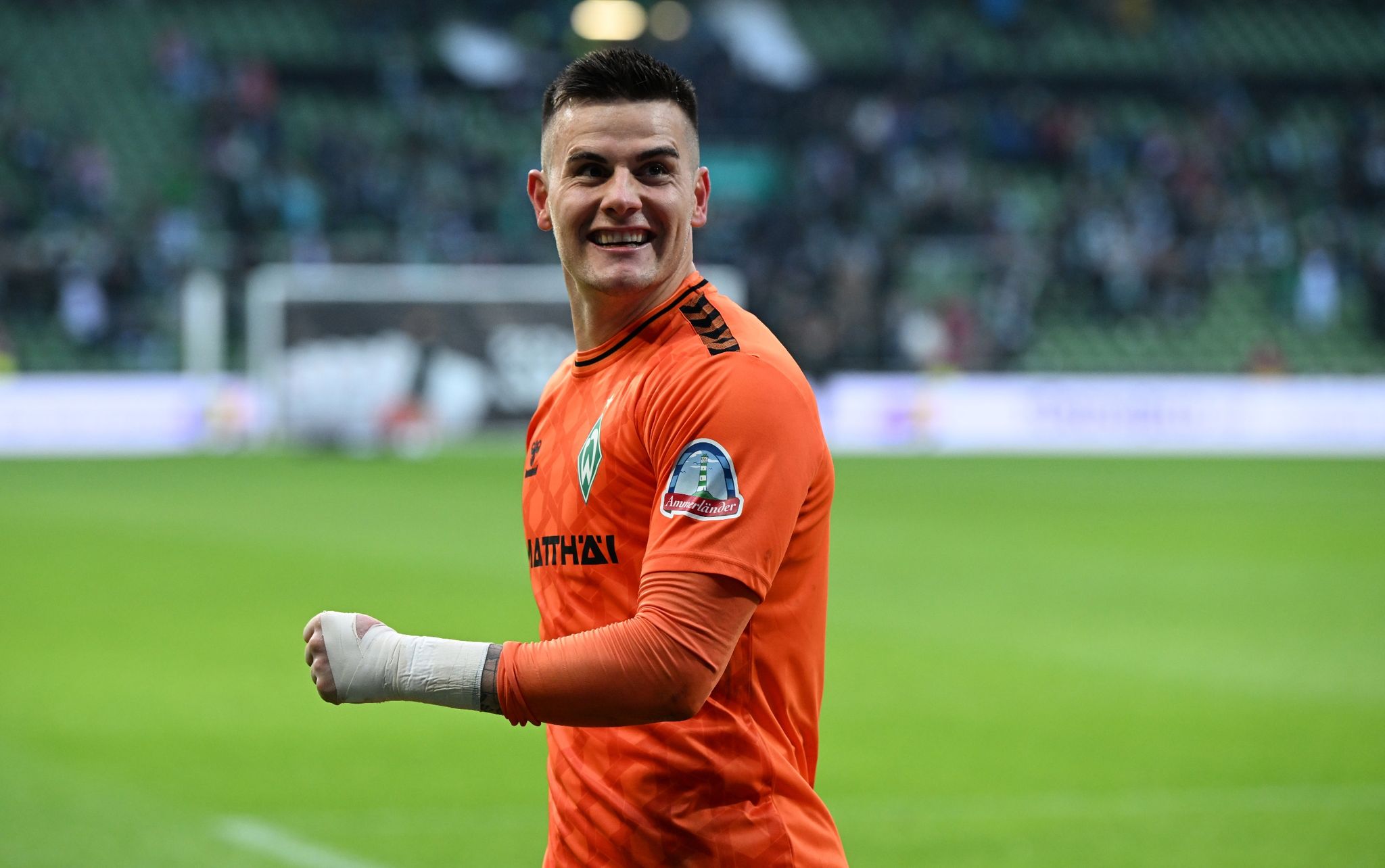 Werders Torwart Michael Zetterer Freut Sich über Einen Sieg.