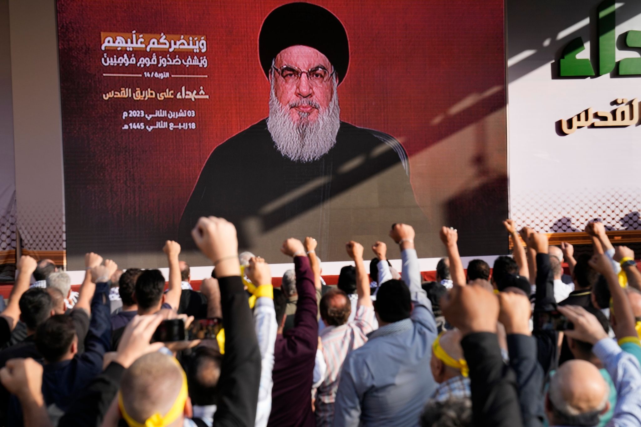 Anhänger Der Vom Iran Unterstützten Hisbollah Erheben Ihre Fäuste Und Jubeln, Als Hisbollah-Führer Hassan Nasrallah Während Einer Kundgebung Zum Gedenken An In Den Vergangenen Wochen Getötete Hisbollah-Kämpfer über Eine Videoverbindung Erscheint.