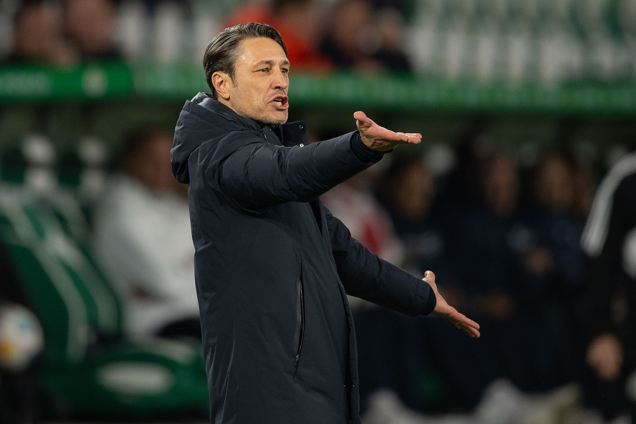 Wolfsburgs Trainer Niko Kovac Gestikuliert.