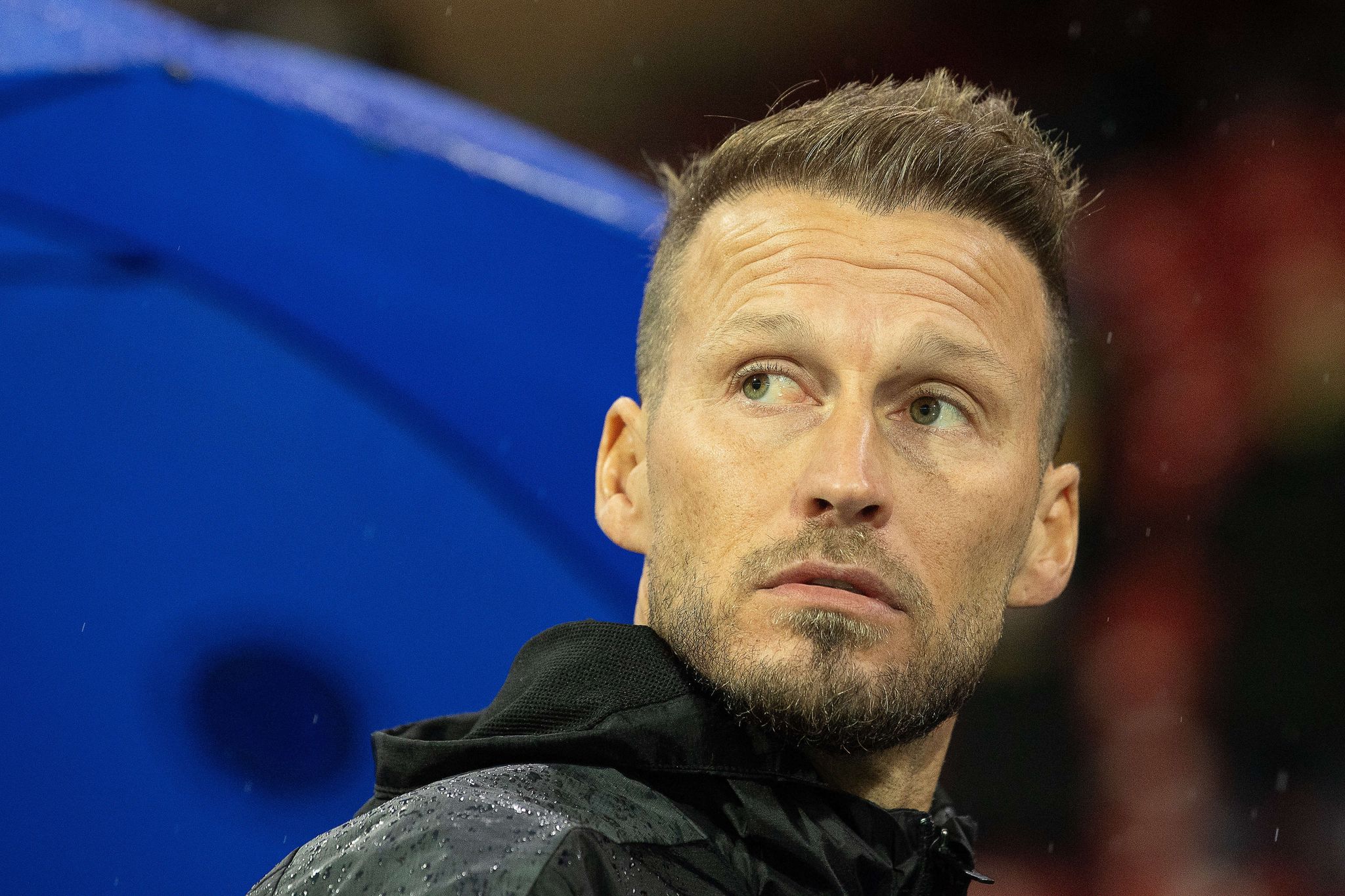 Braunschweigs Trainer Marc Pfitzner Ist Vor Einem Spiel Im Stadion.