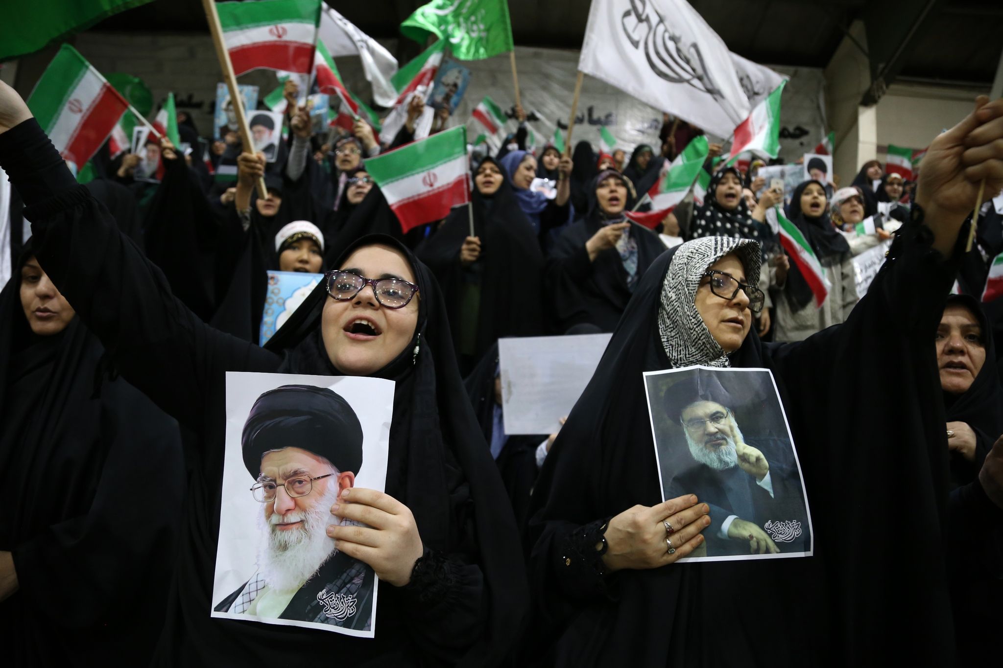 Eine Iranische Frau Hält Ein Porträt Des Generalsekretärs Der Hisbollah, Hassan Nasrallah.