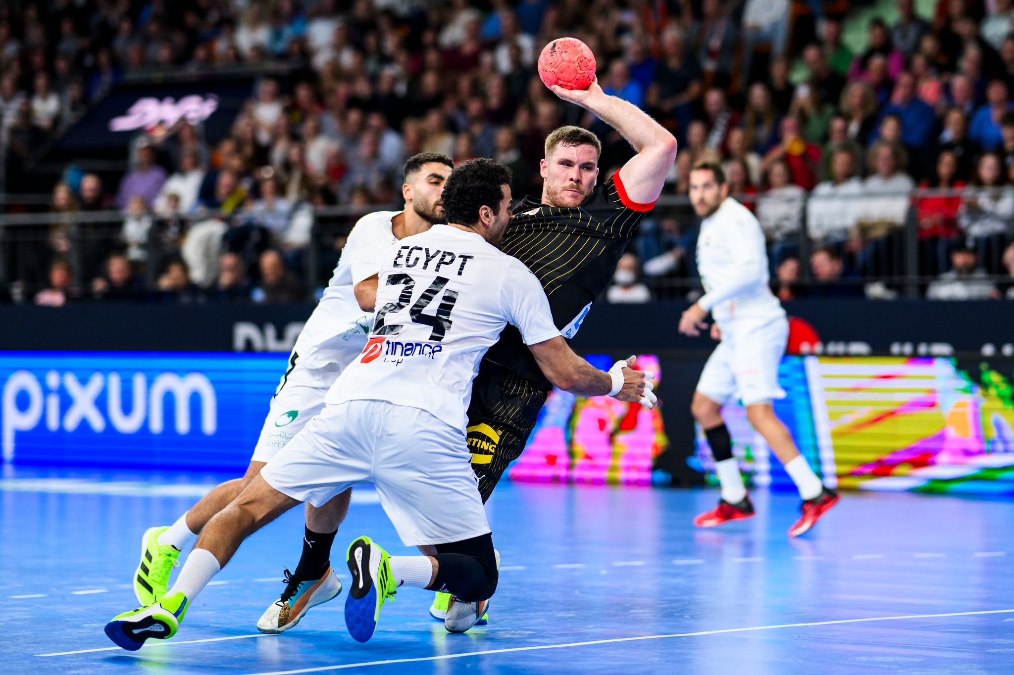 Das DHB-Team Um Johannes Golla (r) Trennte Sich Von Ägypten Mit 31:31.