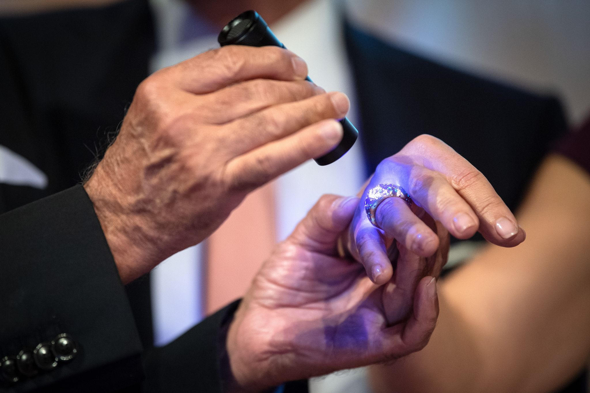 Der Leibniz Ring, Der Mit UV-Licht Angeleuchtet Wird.