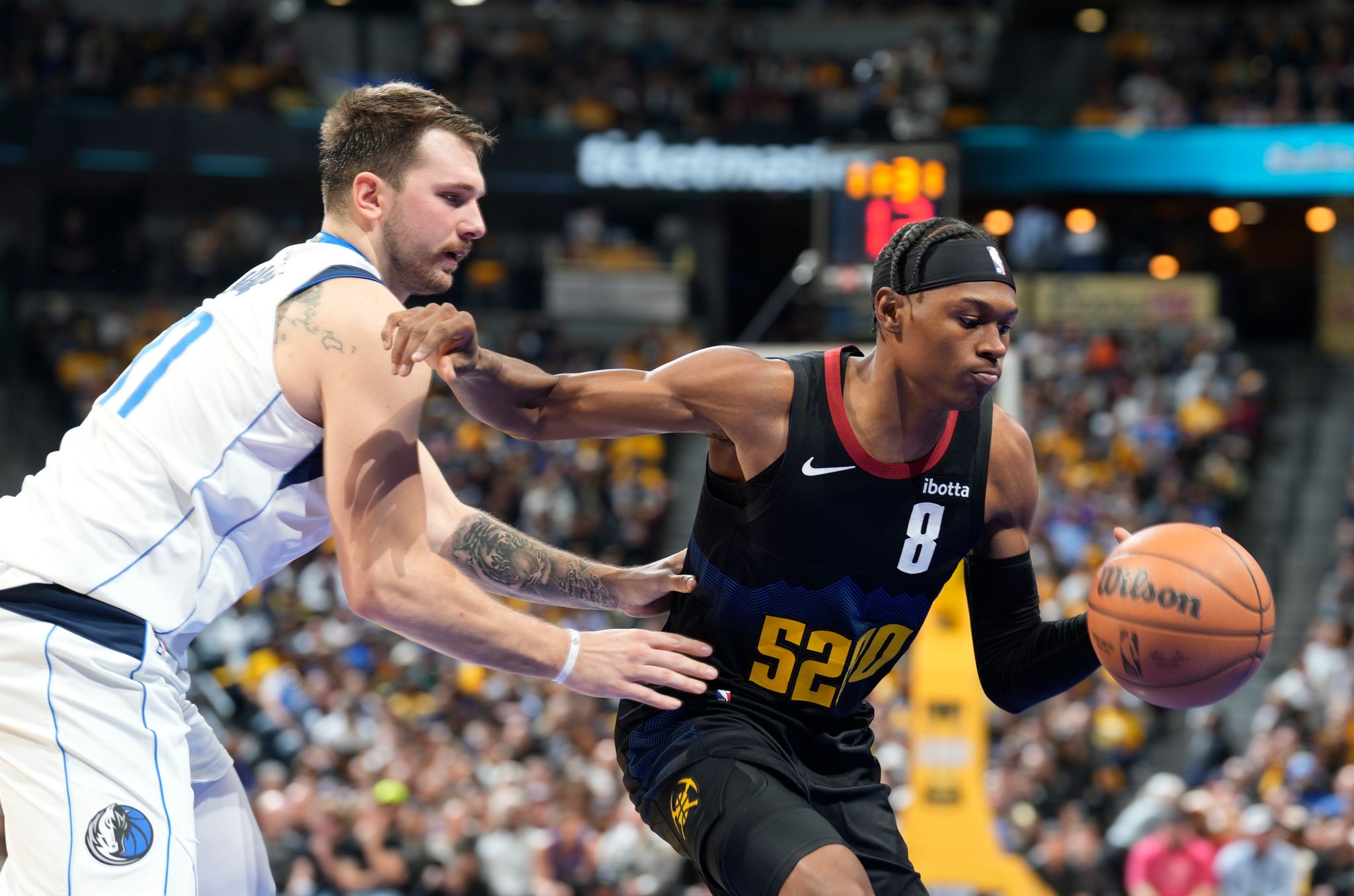 Luka Doncic (l) Kassierte Mit Den Mavericks Gegen Denver Die Erste Saisonniederlage.