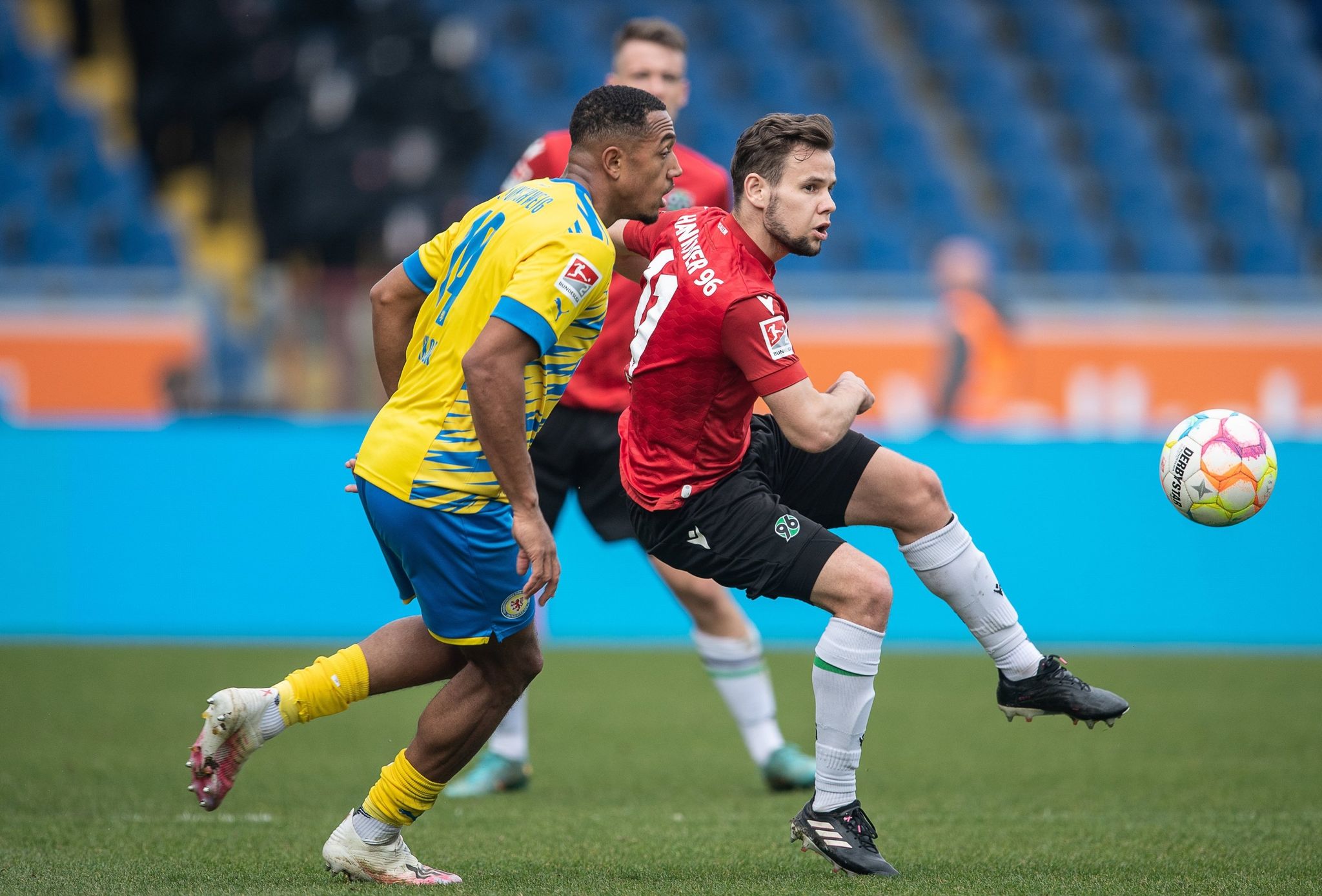 Hannovers Louis Schaub (r) Spielt Gegen Braunschweigs Anton Donkor.