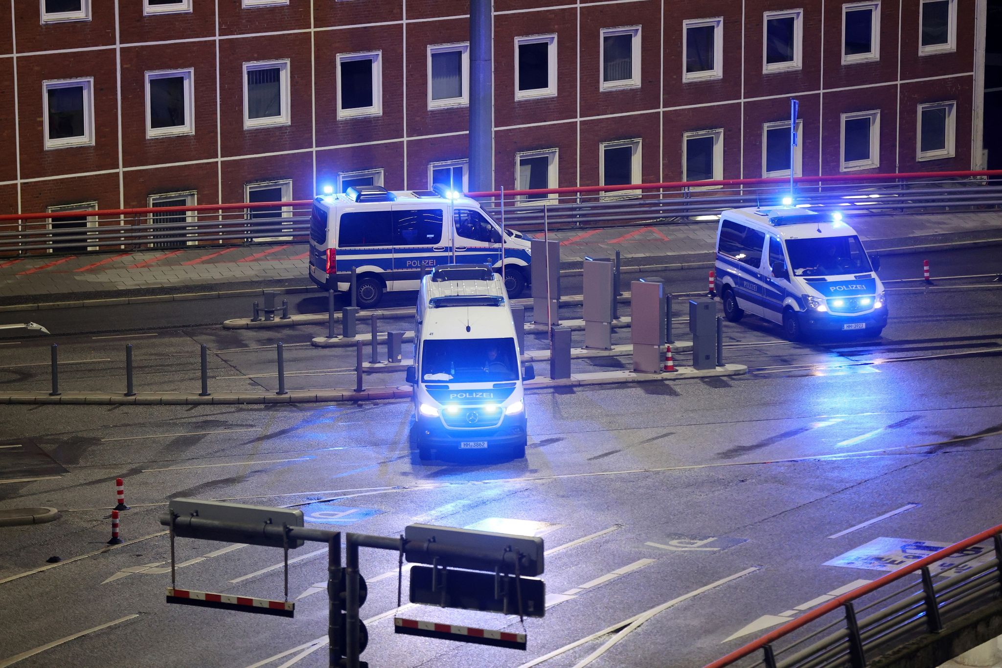 Einsatzkräfte Sperren Während Eines Einsatzes Den Zugang Zum Hamburger Flughafen.