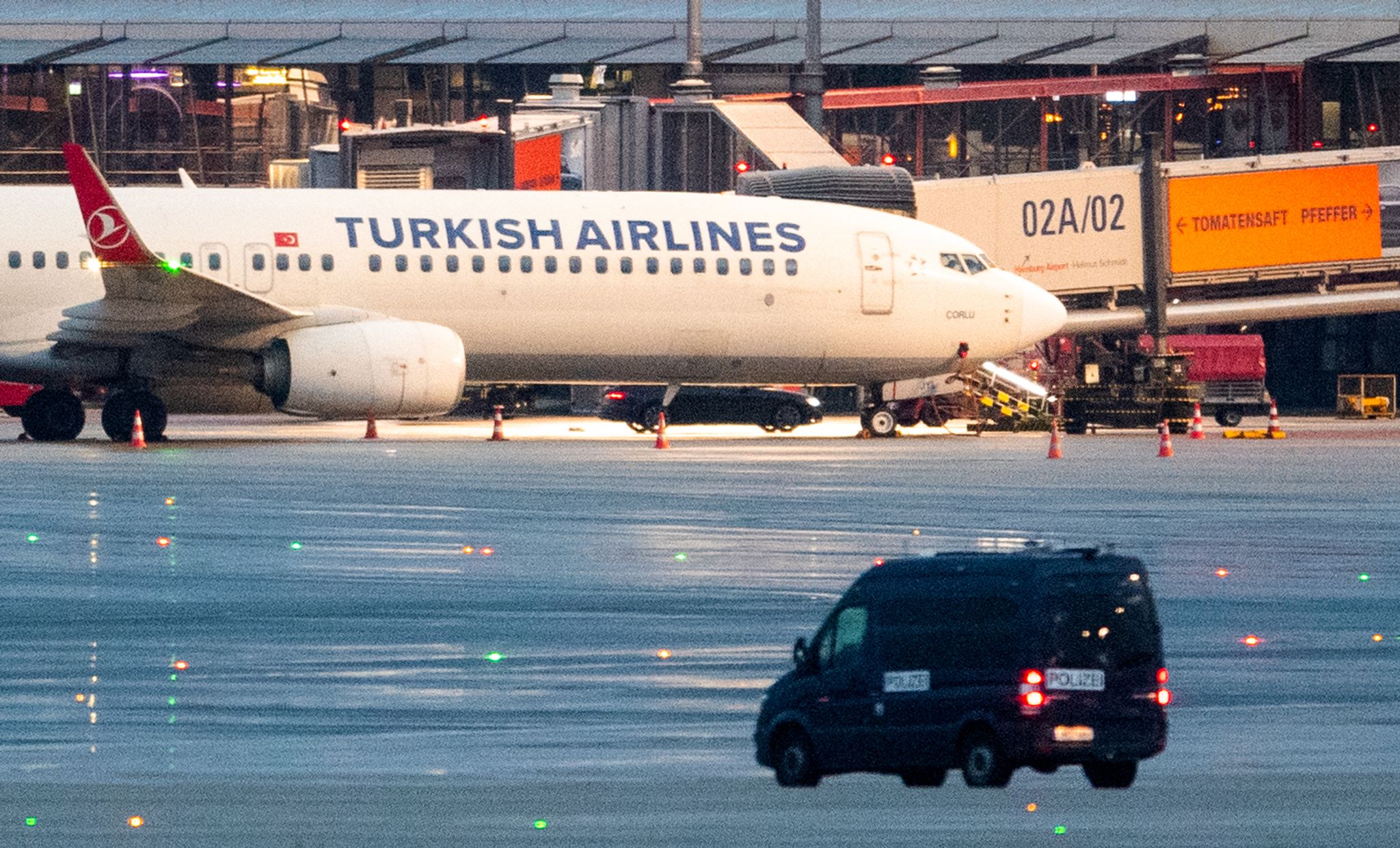 Ein Bewaffneter Mann Hält Auf Dem Airport In Hamburg Seine Vierjährige Tochter In Seiner Gewalt. Hintergrund Soll Nach Polizeiangaben Ein Sorgerechtsstreit Sein.