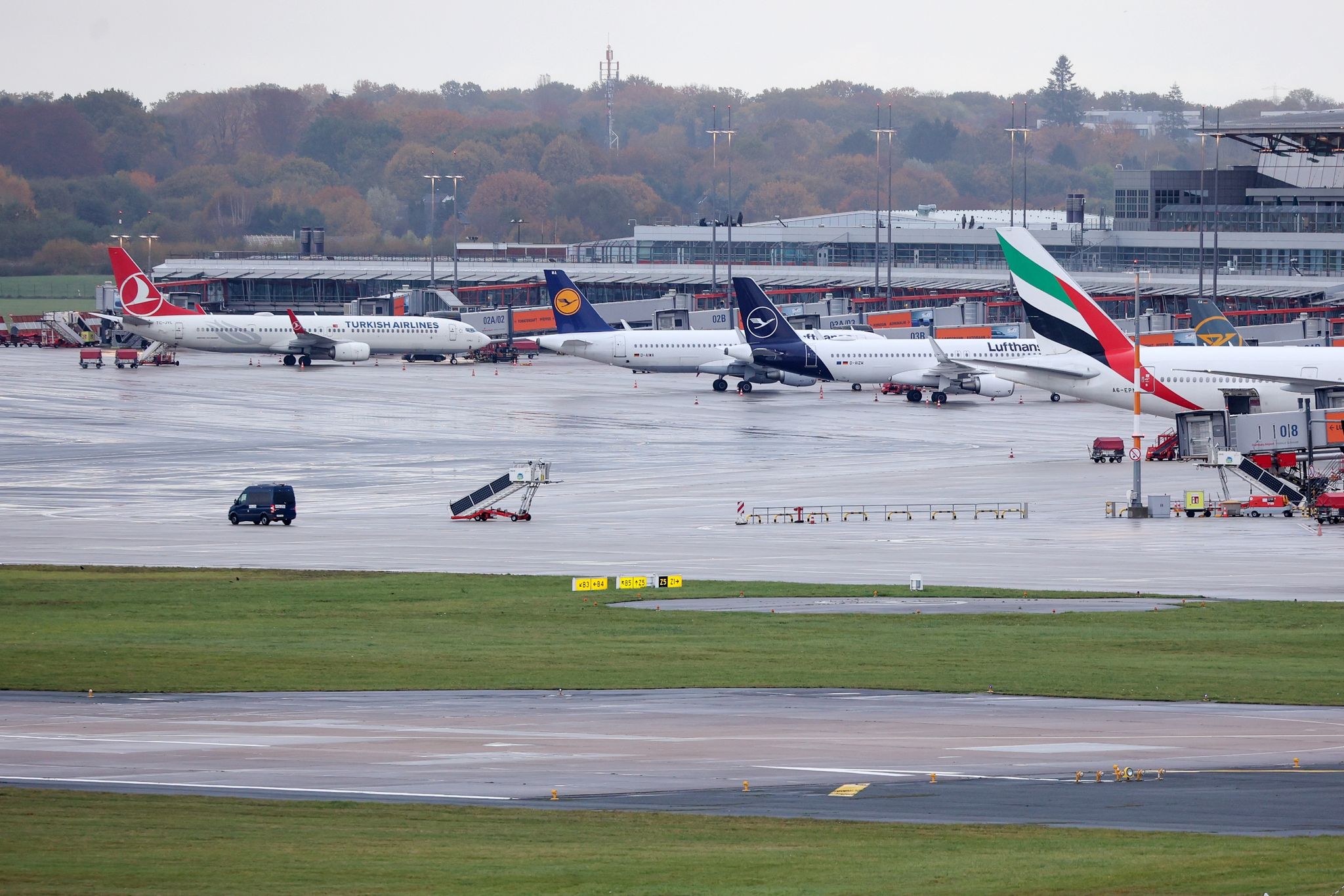 Auf Dem Vorfeld Des Gesperrten Hamburger Flughafens Steht Eine Maschine Der Turkish Airlines (l).