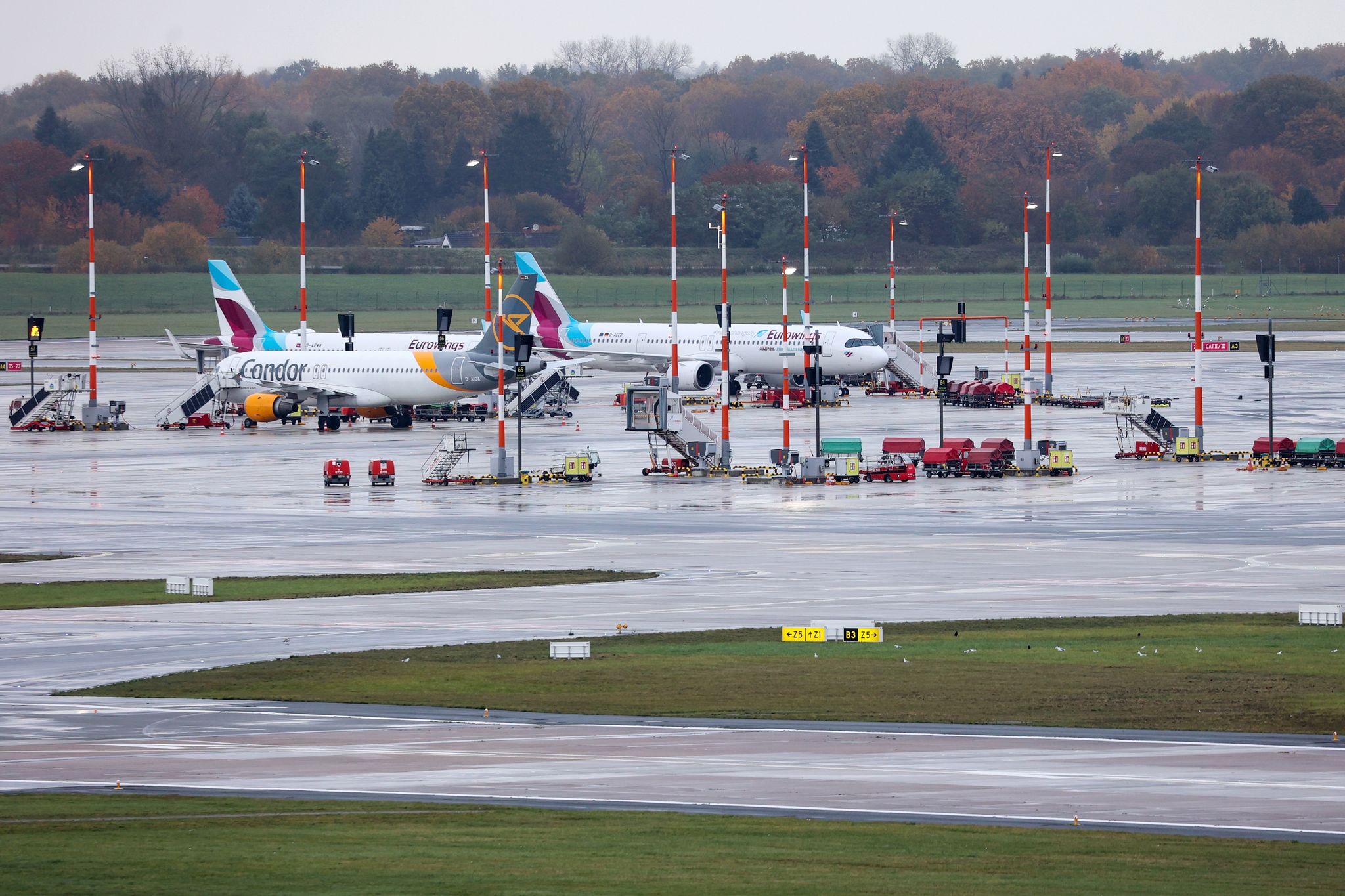 Auf Dem Vorfeld Des Gesperrten Hamburger Flughafens Stehen Maschinen Verschiedener Airlines.