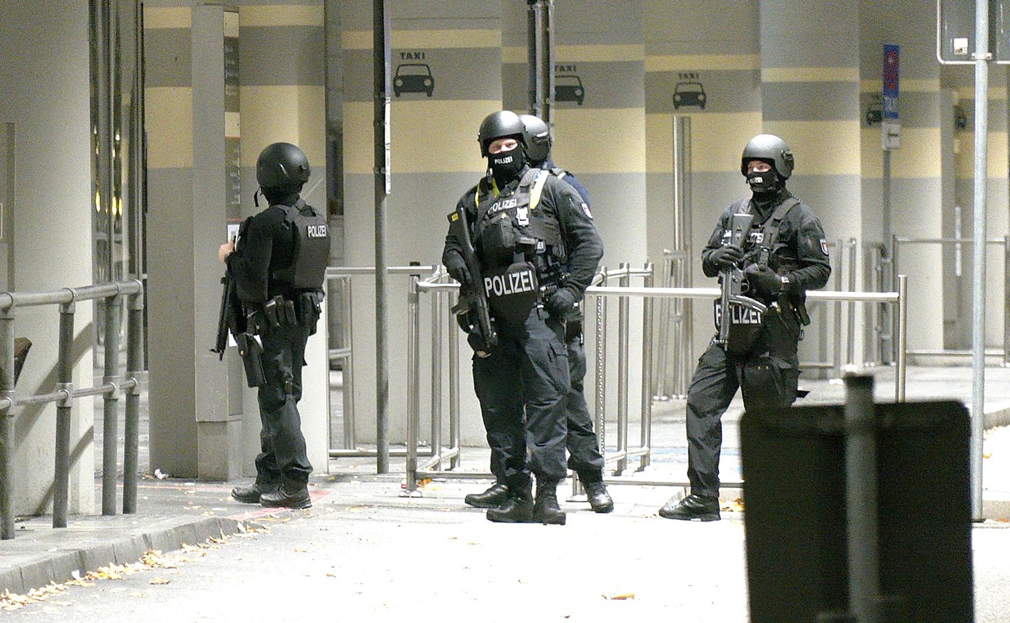 Schwer Bewaffnete Einsatzkräfte Sichern Den Zugang Zu Einem Terminal Am Hamburger Airport.