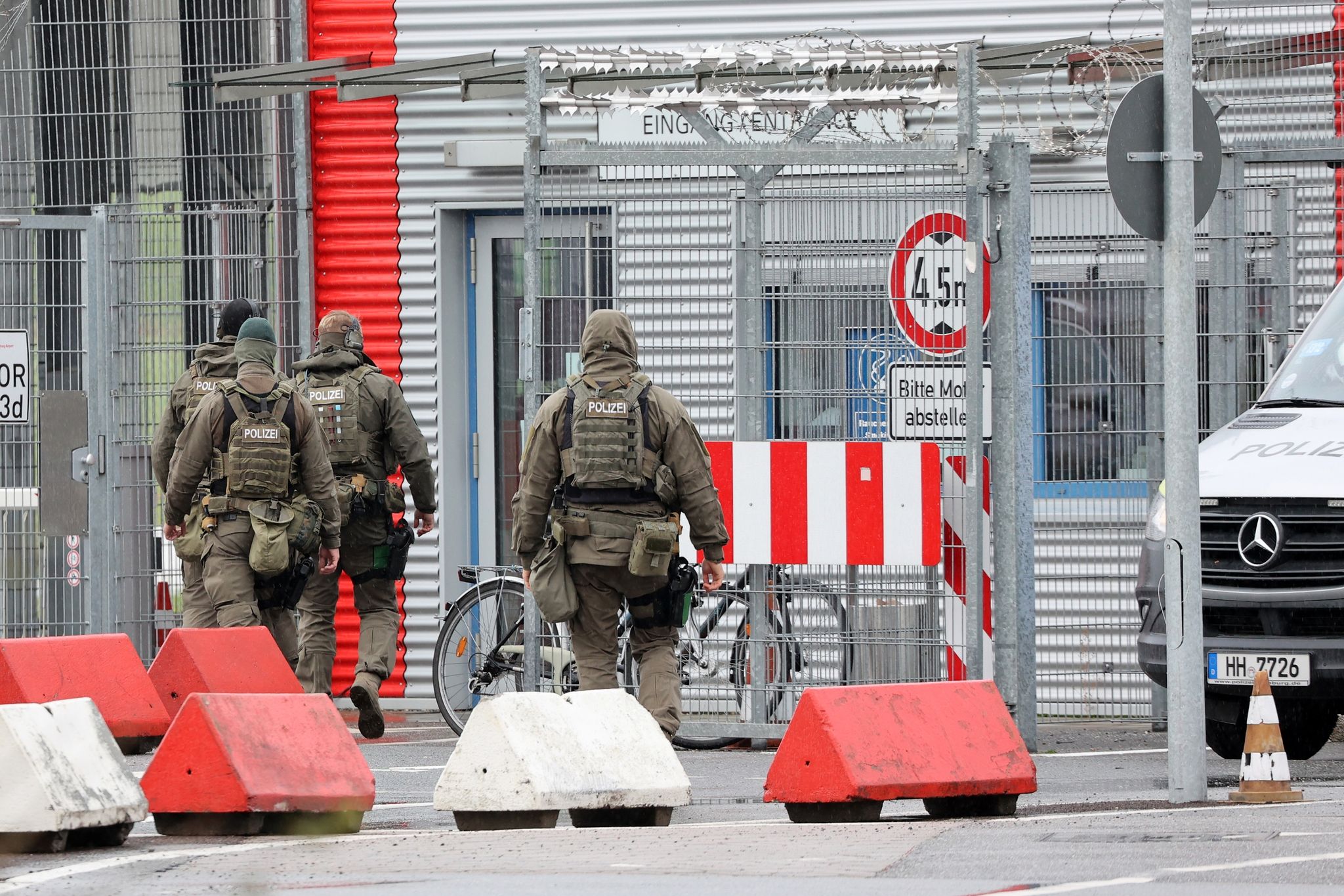 Spezialkräfte Der Polizei Sind Am Flughafen Im Einsatz.