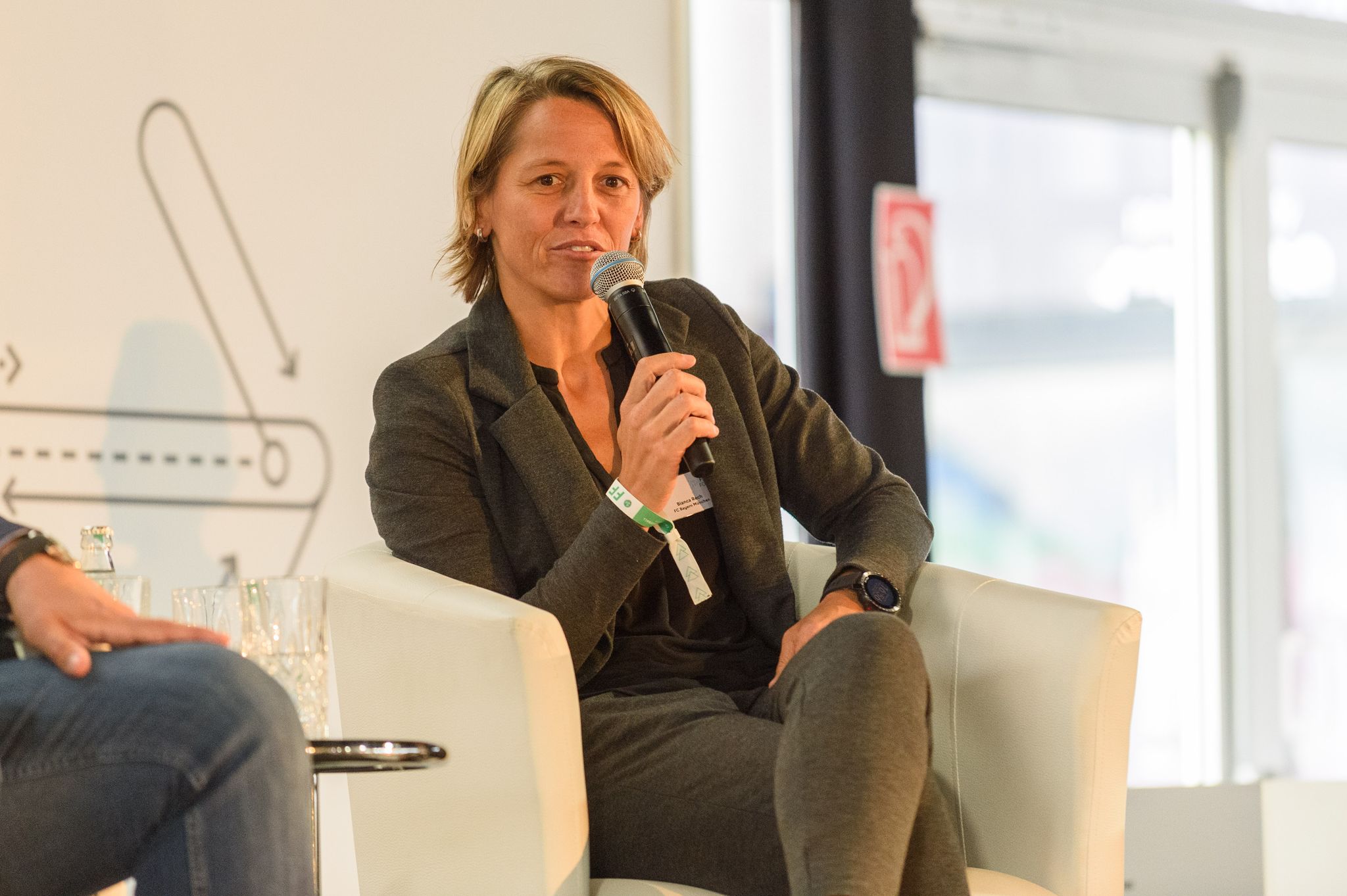 Bayern Münchens Sportchefin Bianca Rech Hat Den DFB Für Den Zeitpunkt Der Bekanntgabe Der Trennung Von Bundestrainerin Kritisiert.