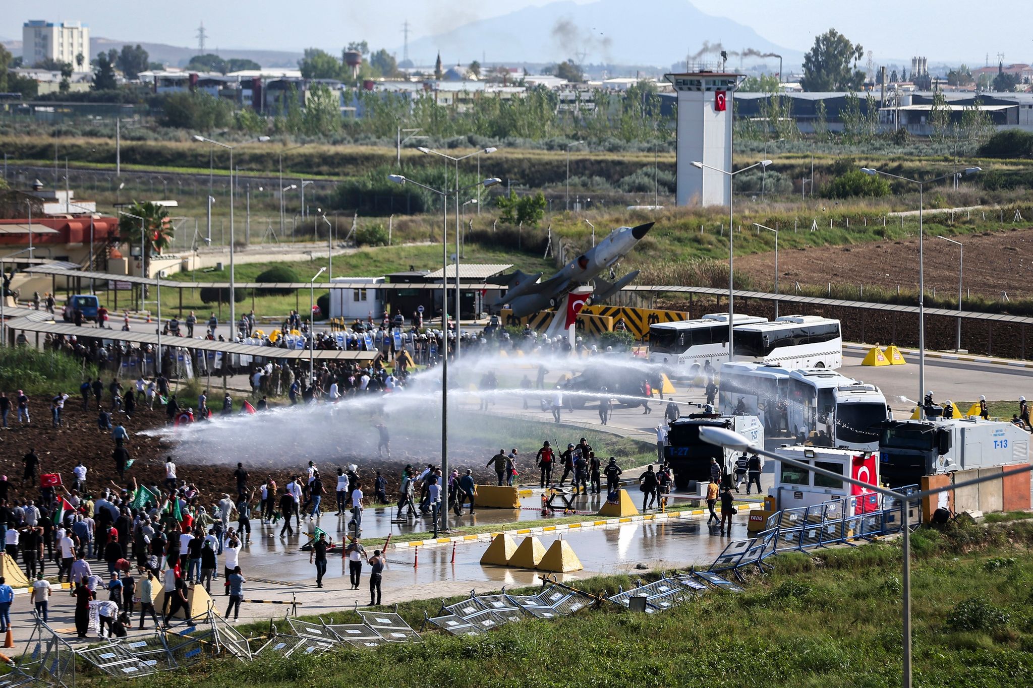 Während Einer Pro-Palästina-Demonstration Vor Dem Amerikanisch-türkischen Luftwaffenstützpunkt Incirlik Kam Es Zu Ausschreitungen.