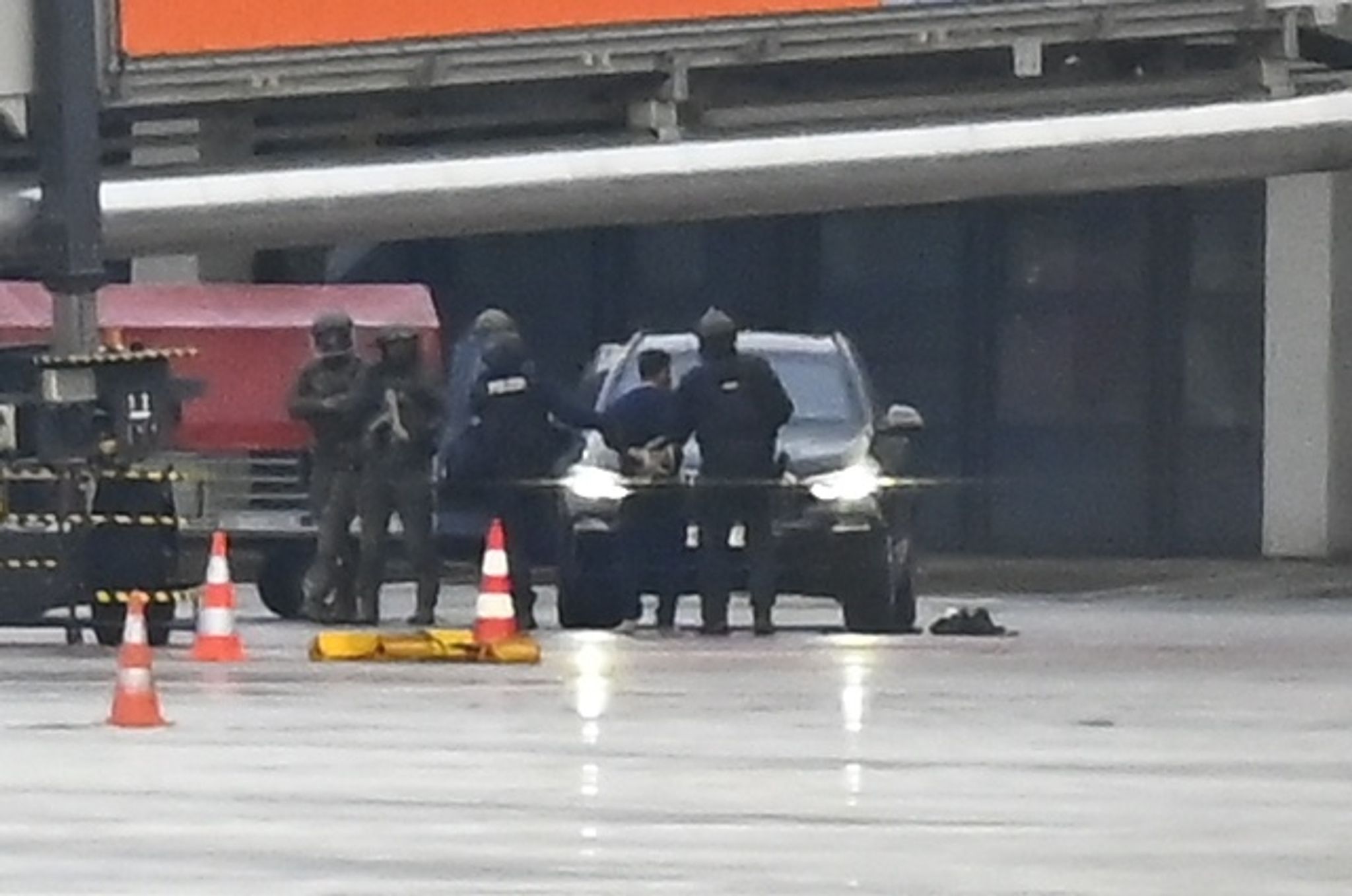 Ein Mann Wird Auf Dem Flughafen Von Der Polizei Weggeführt.