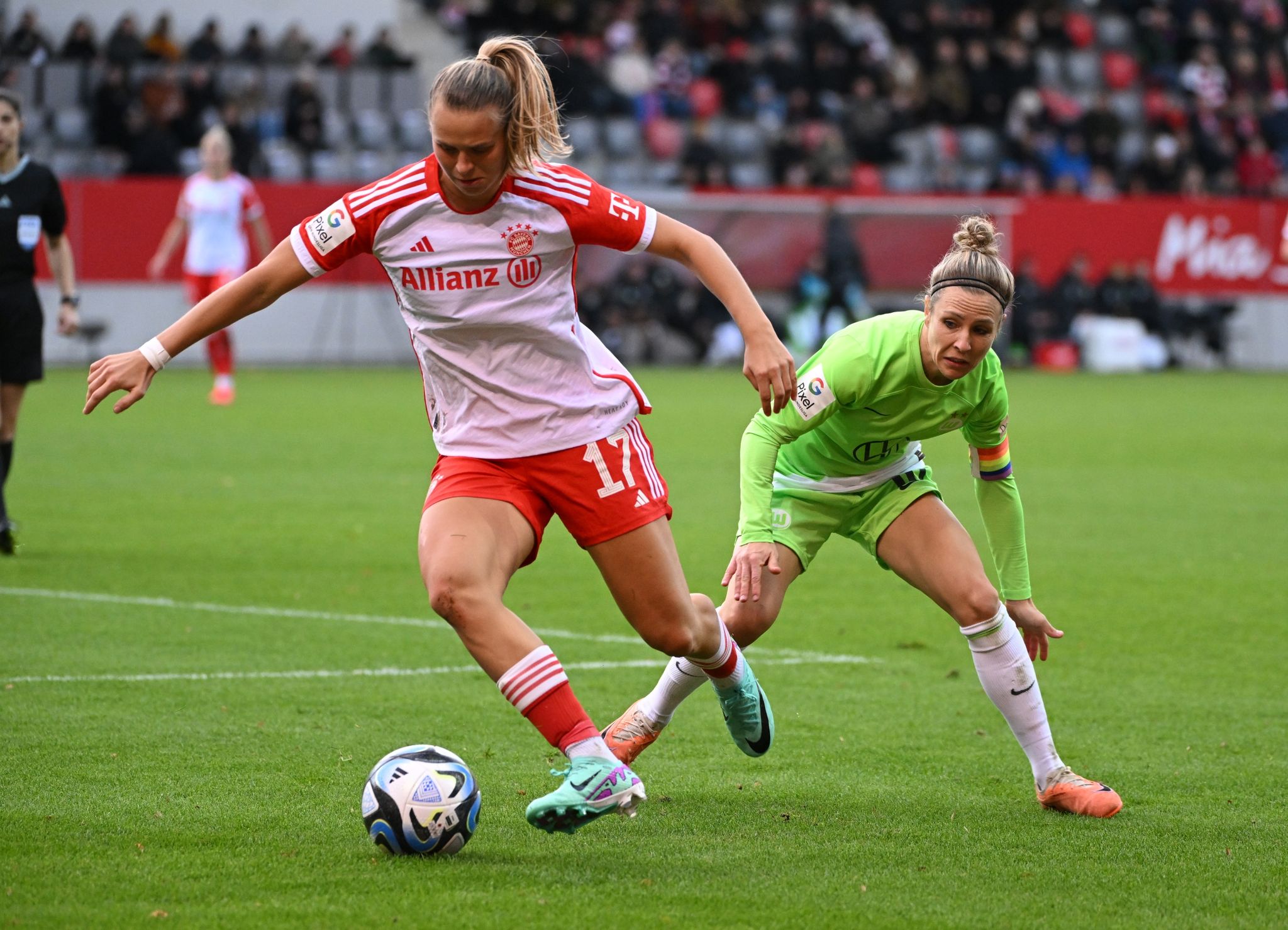 Bayern-Spielerin Klara Bühl (l) Umkurvt Die Wolfsburgerin Svenja Huth.