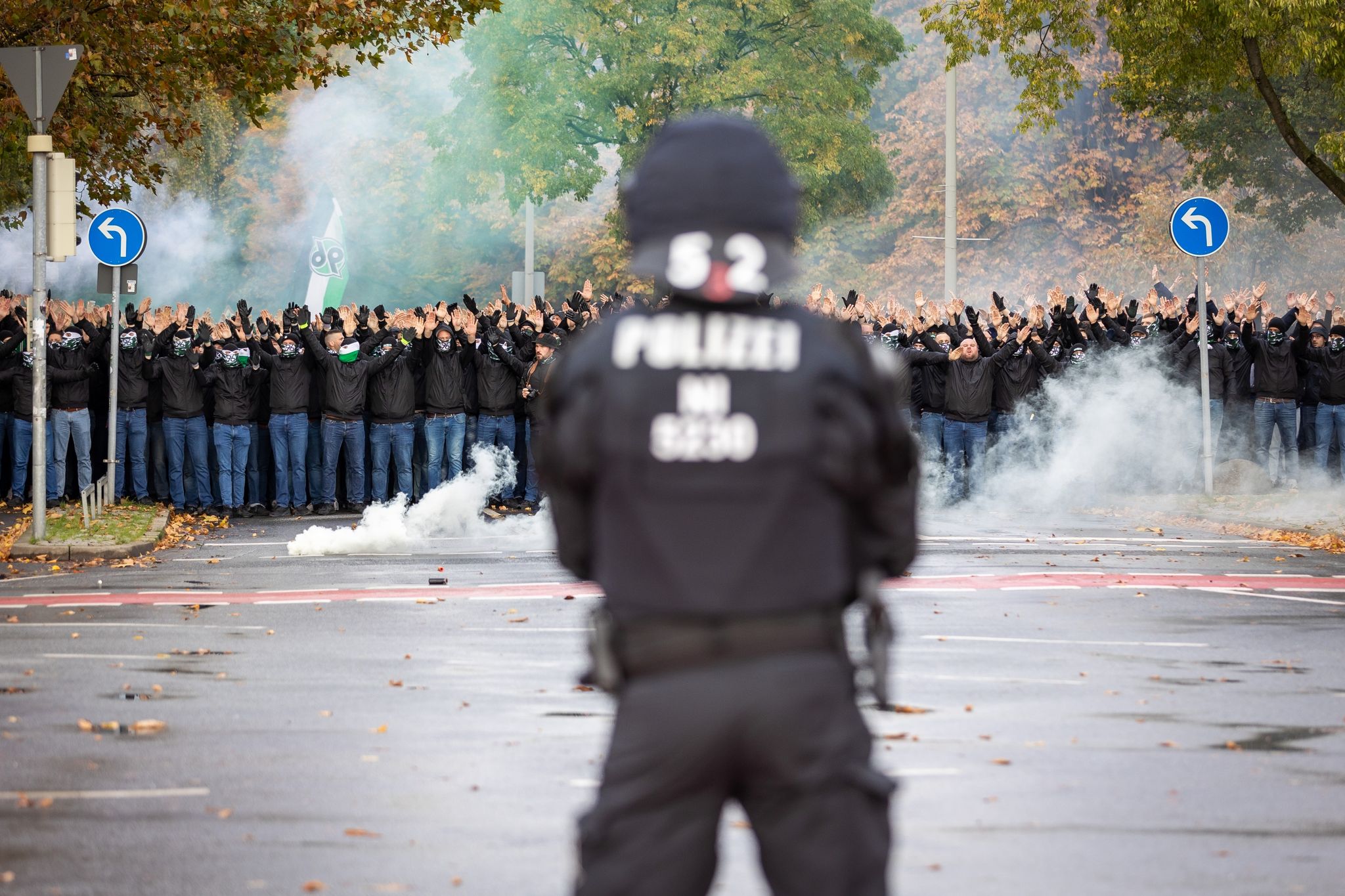 Fanmarsch Von Fans Von Hannover 96 Zum Stadion.