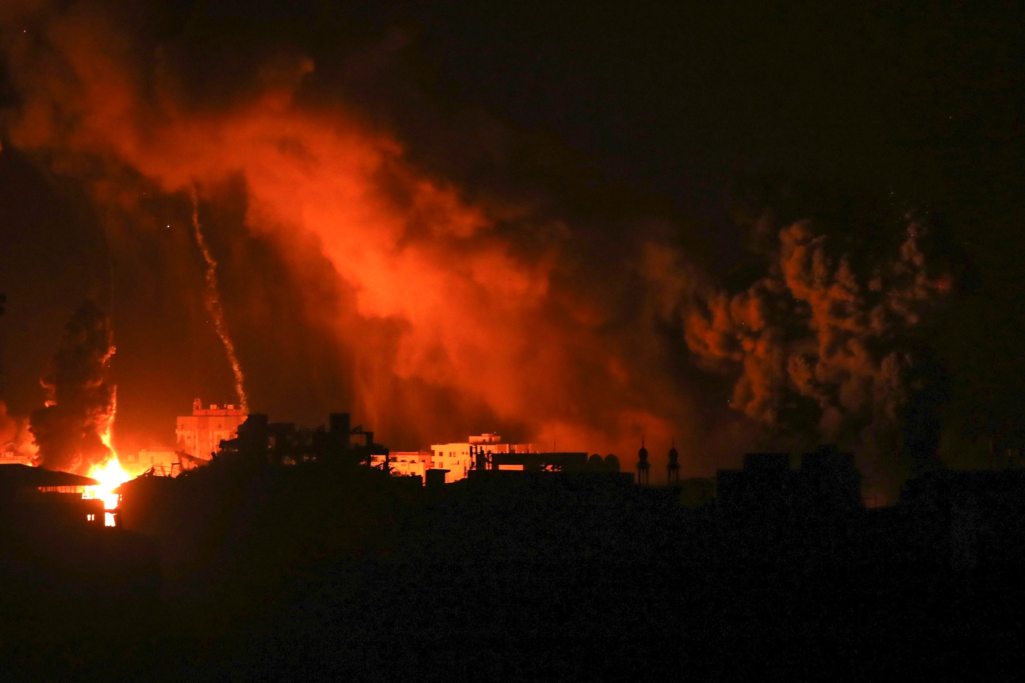 Laut Eines Berichts Sind Medizinische Hilfsgüter Und Medikamente Per Fallschirm über Einem Jordanischen Feldlazarett In Gaza Abgeworfen Worden.