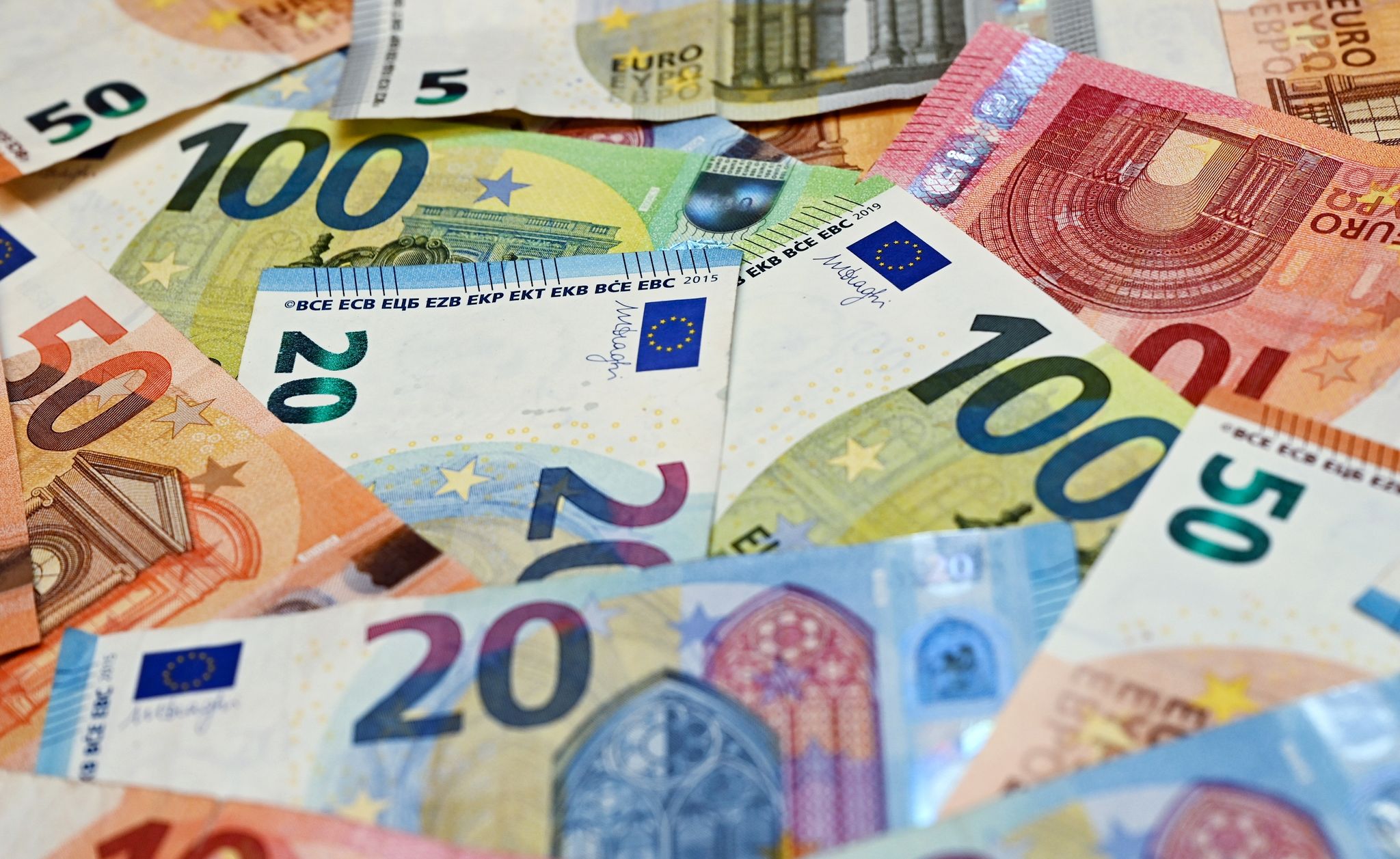 Eurobanknoten Liegen Auf Einem Tisch.