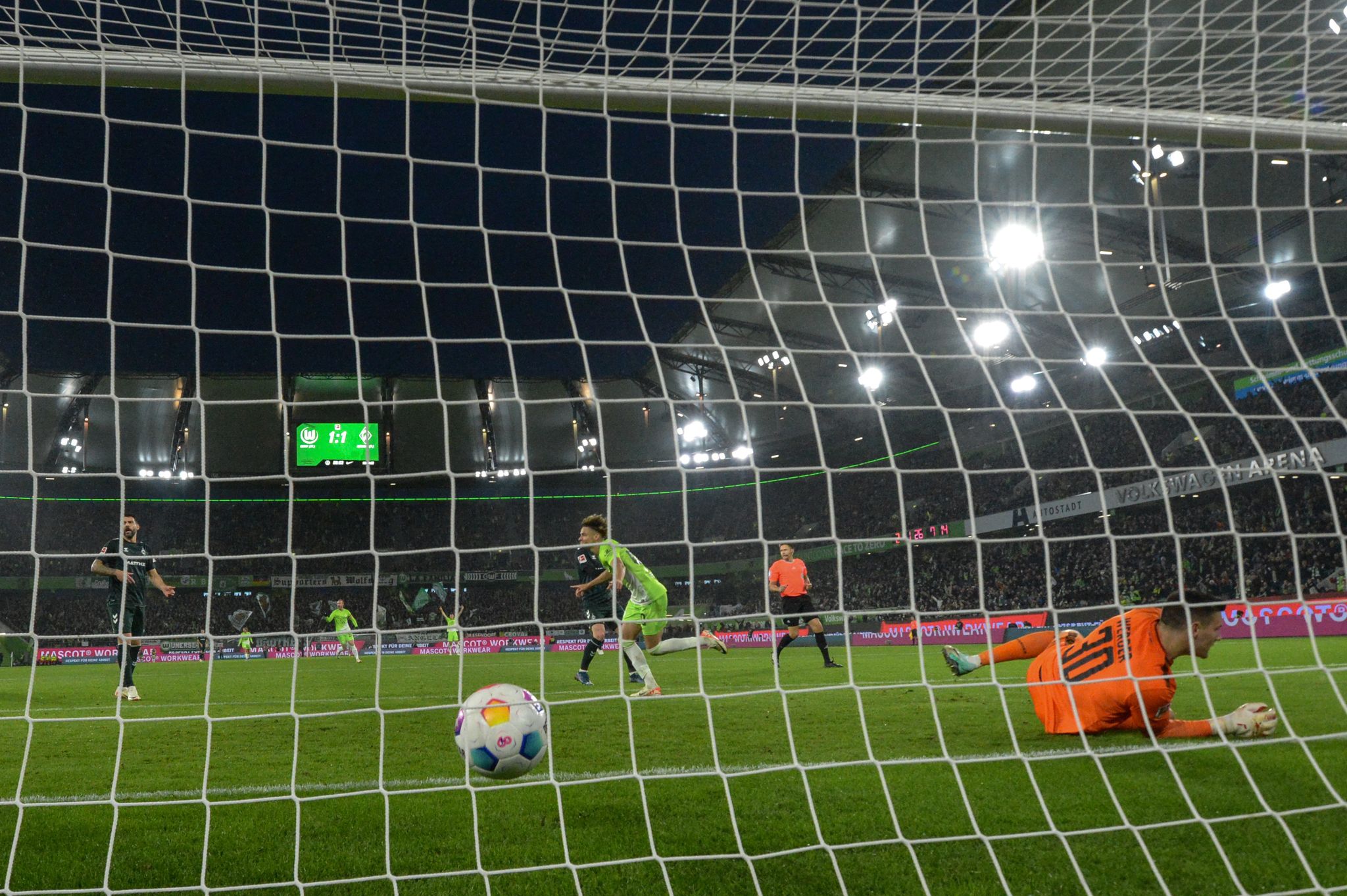 Wolfsburgs Kevin Paredes Erzielt Gegen Bremens Torwart Michael Zetterer Sein Tor Zum 2:1.
