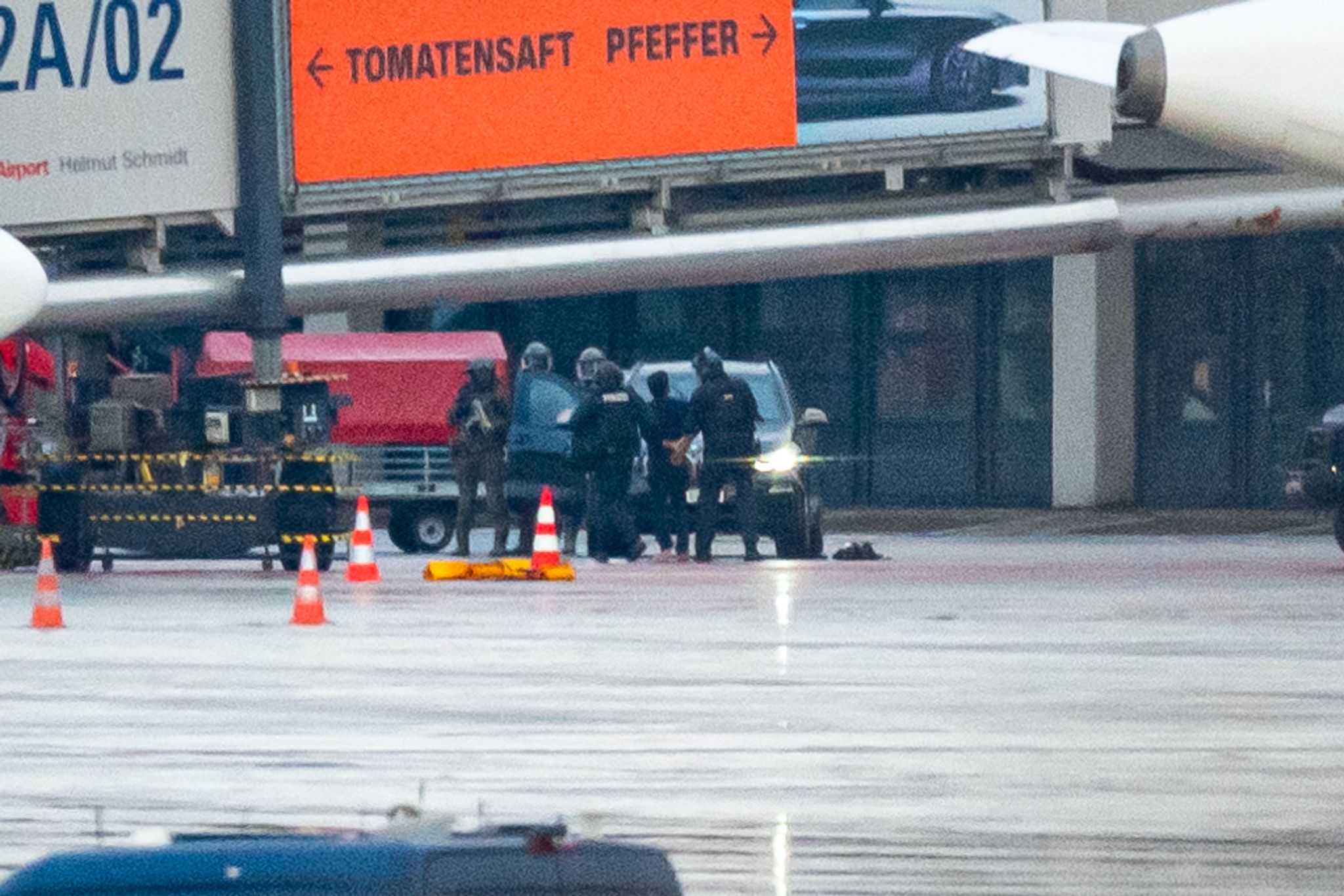 Der Geiselnehmer Wird Von Der Polizei Abgeführt.